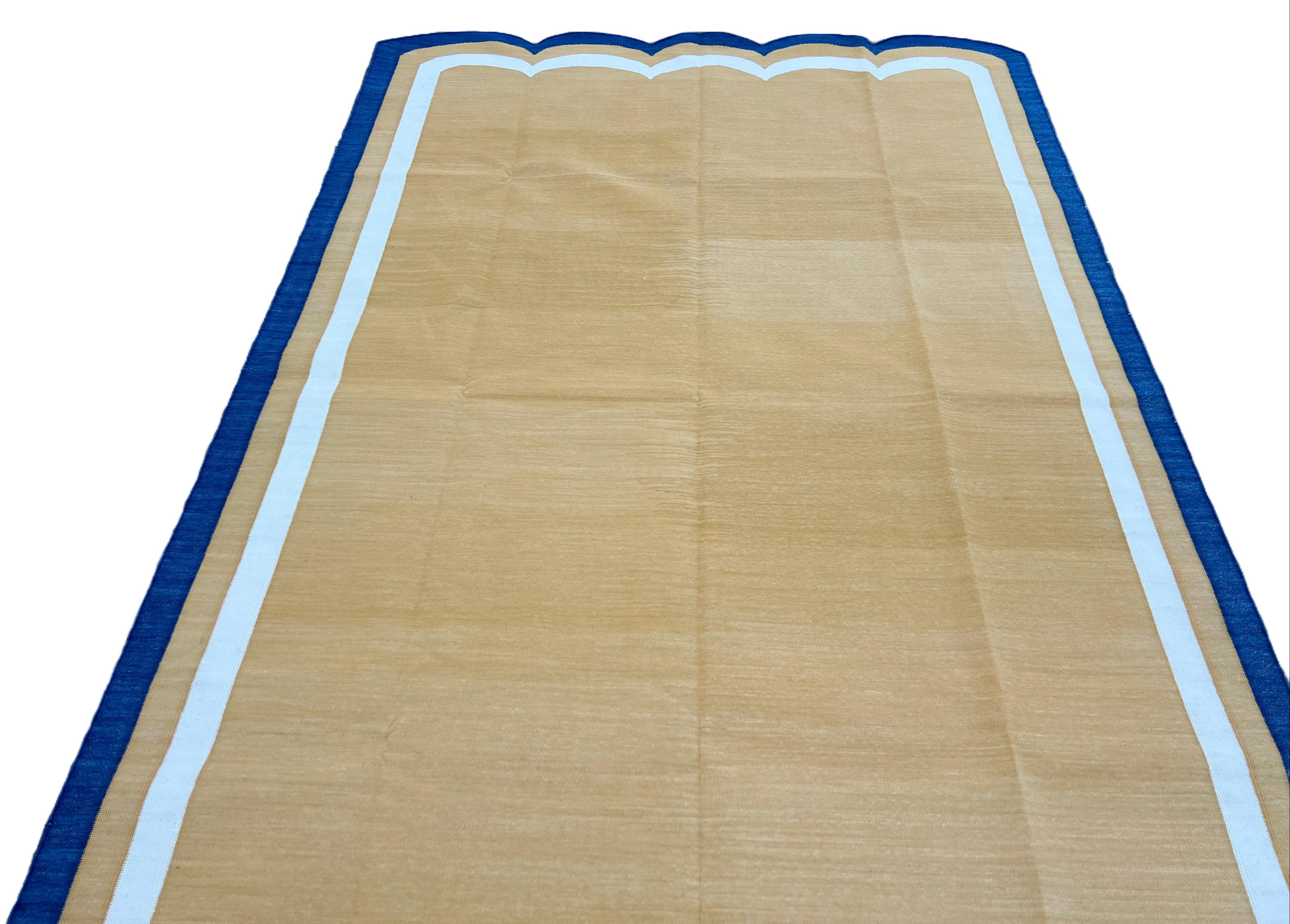 XXI secolo e contemporaneo Tappeto a tessitura piatta in cotone fatto a mano, 5x8 giallo e blu con smerlo indiano Dhurrie in vendita