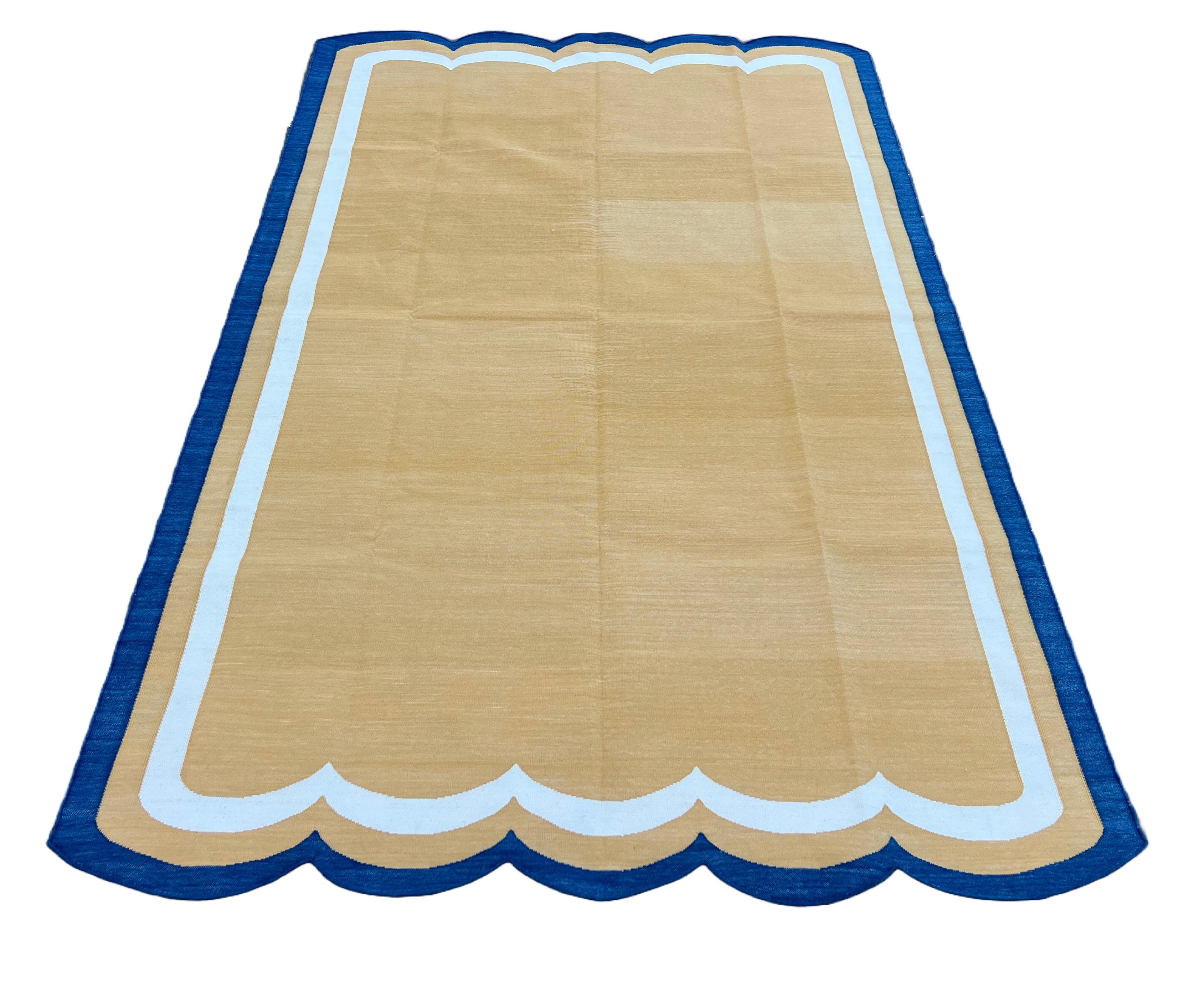 Cotone Tappeto a tessitura piatta in cotone fatto a mano, 5x8 giallo e blu con smerlo indiano Dhurrie in vendita
