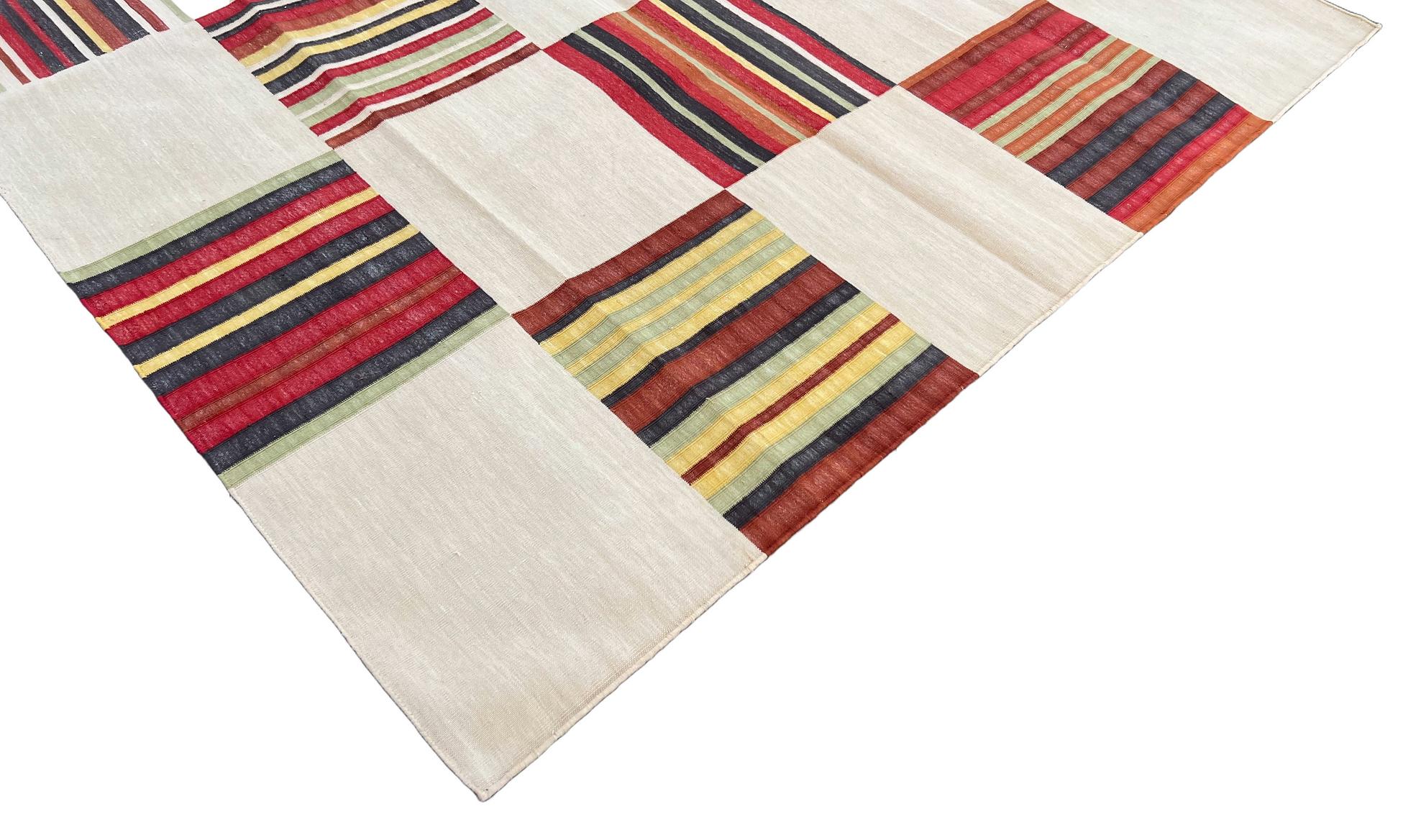 Vegetabil gefärbte Baumwolle Beige und Rot Mehrfarbig Gestreift Indisch Dhurrie Teppich-6'x8' 

Diese speziellen flachgewebten Dhurries werden aus 15-fachem Garn aus 100% Baumwolle handgewebt. Aufgrund der speziellen Fertigungstechniken, die zur