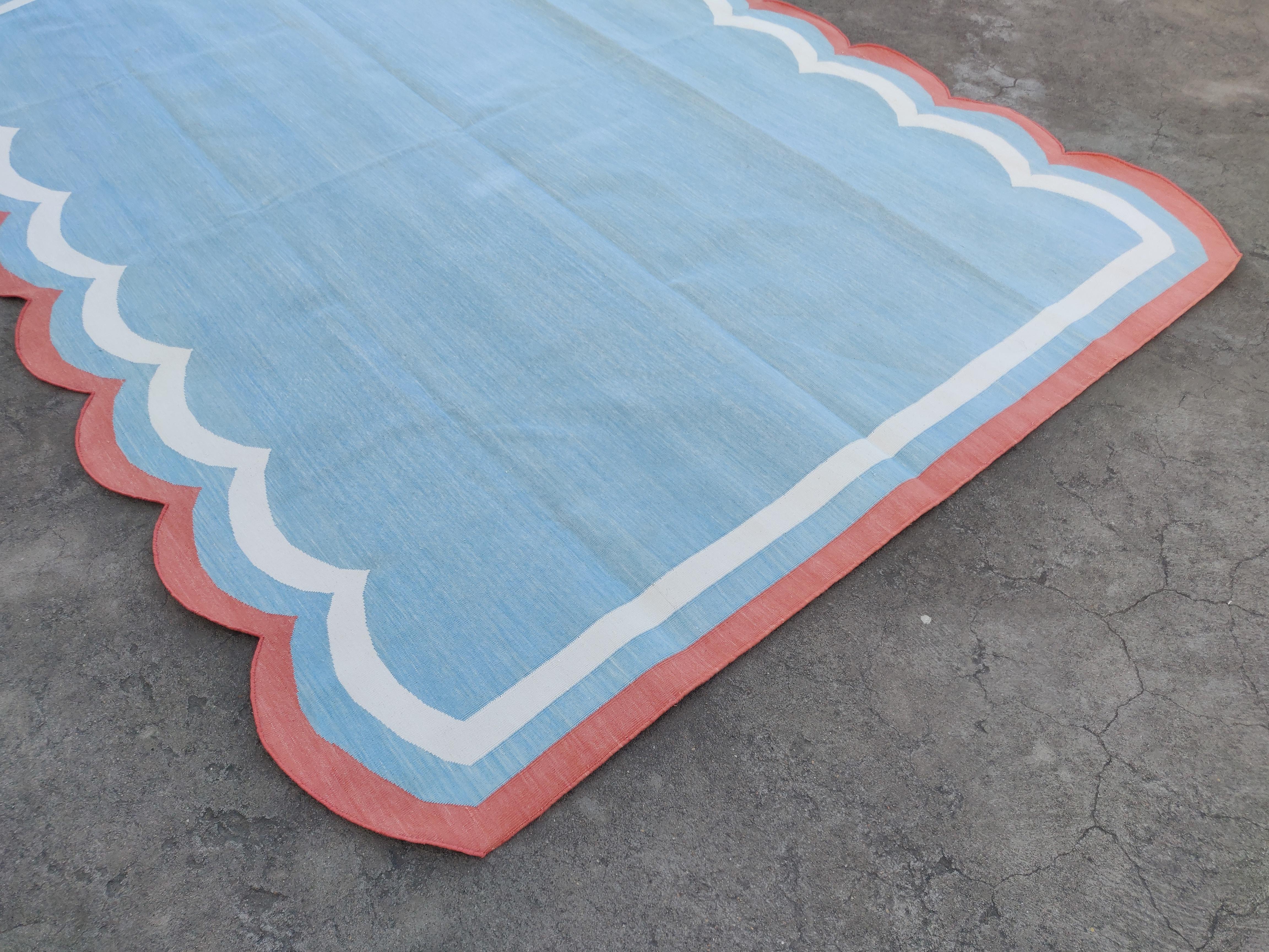 Handgemachte Baumwolle Bereich Flachgewebe Teppich, 6x8 Blau und Koralle Scalloped indischen Dhurrie (Indisch) im Angebot