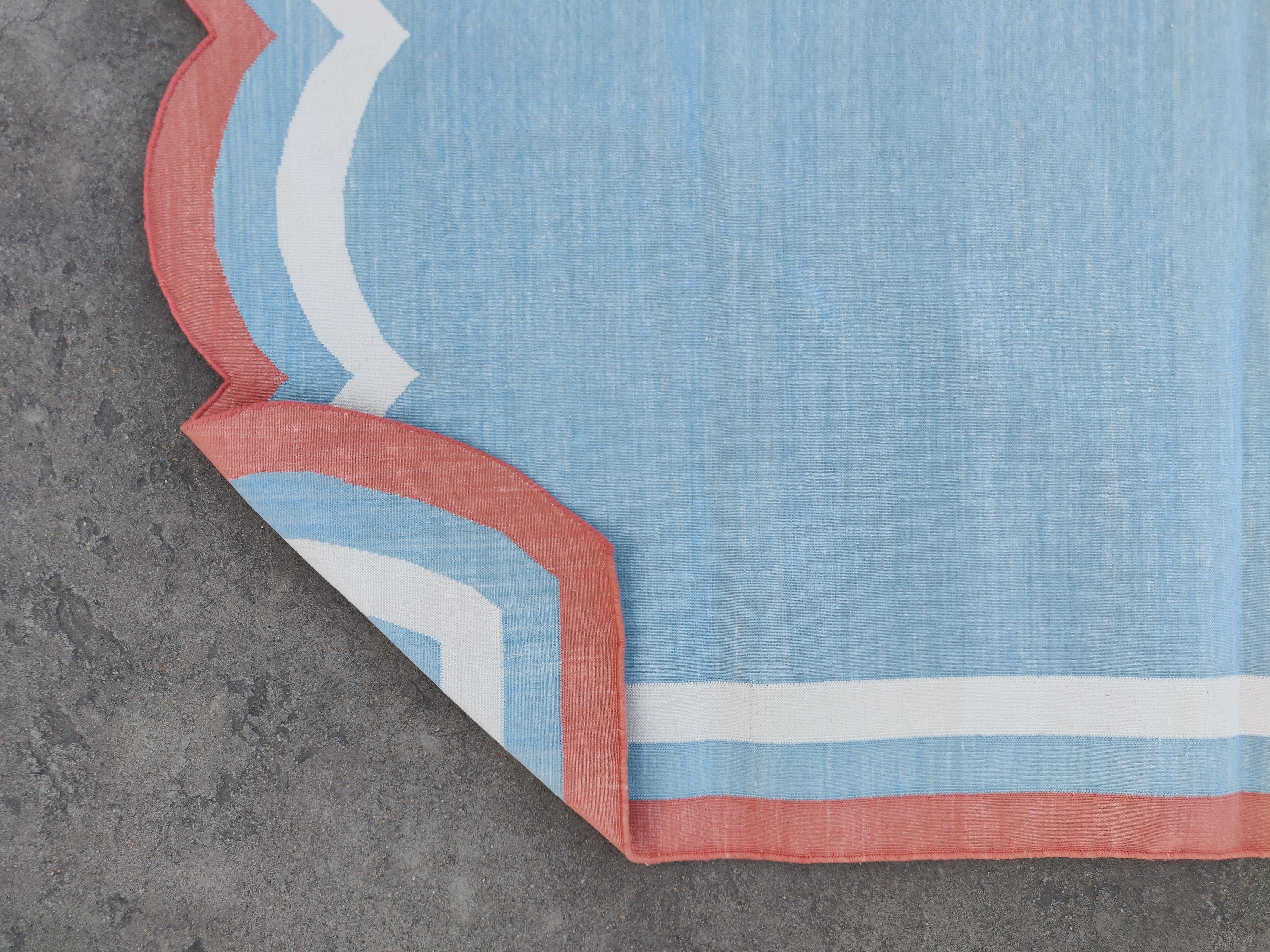 Handgemachte Baumwolle Bereich Flachgewebe Teppich, 6x8 Blau und Koralle Scalloped indischen Dhurrie im Angebot 1