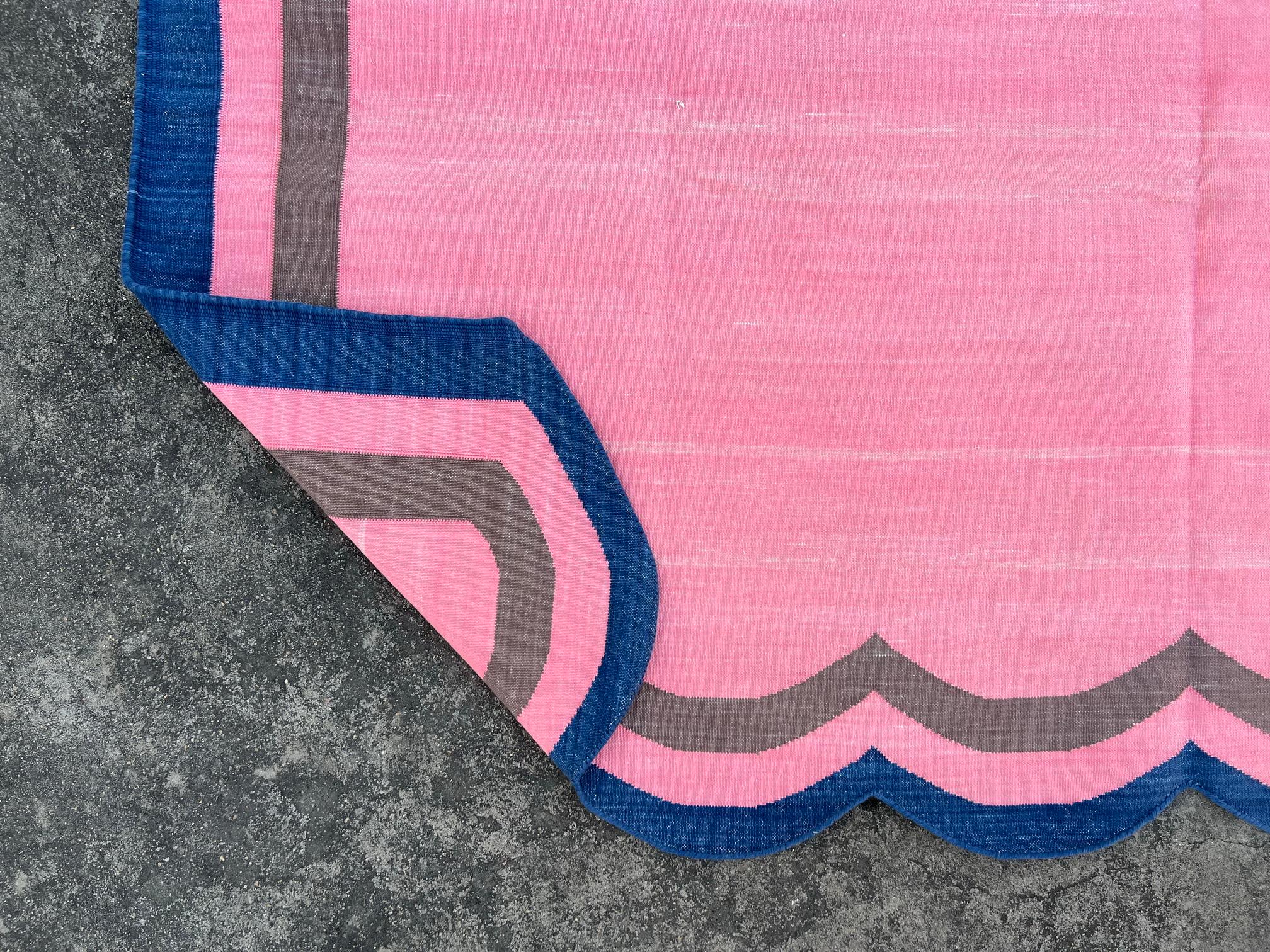 Handmade Cotton Area Flat Weave Rug, 6x8 Pink And Blue Scalloped Striped Dhurrie For Sale 1