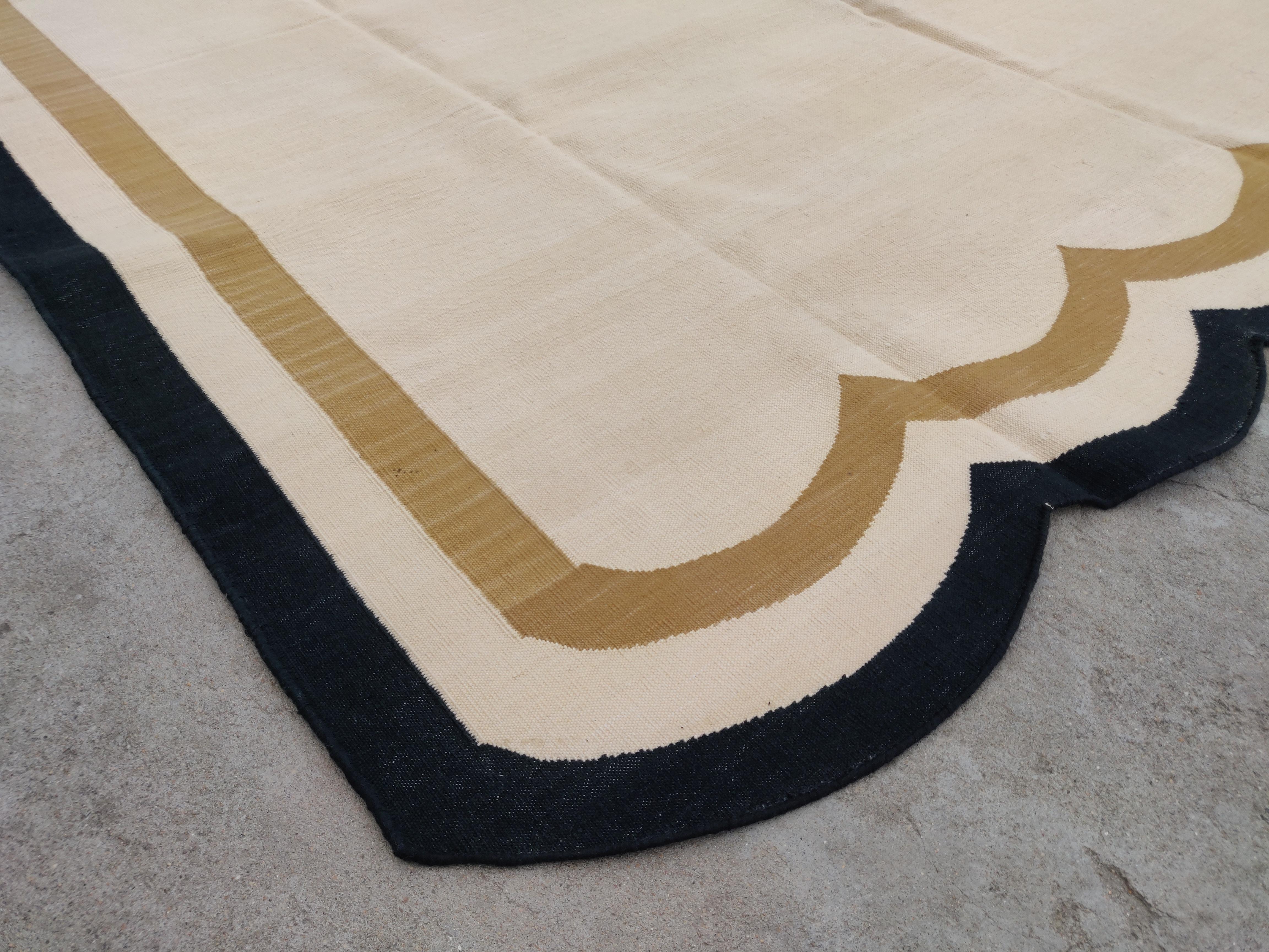 Hand-Woven Handmade Cotton Area Flat Weave Rug, 6x9 Beige And Black Scallop Striped Dhurrie For Sale