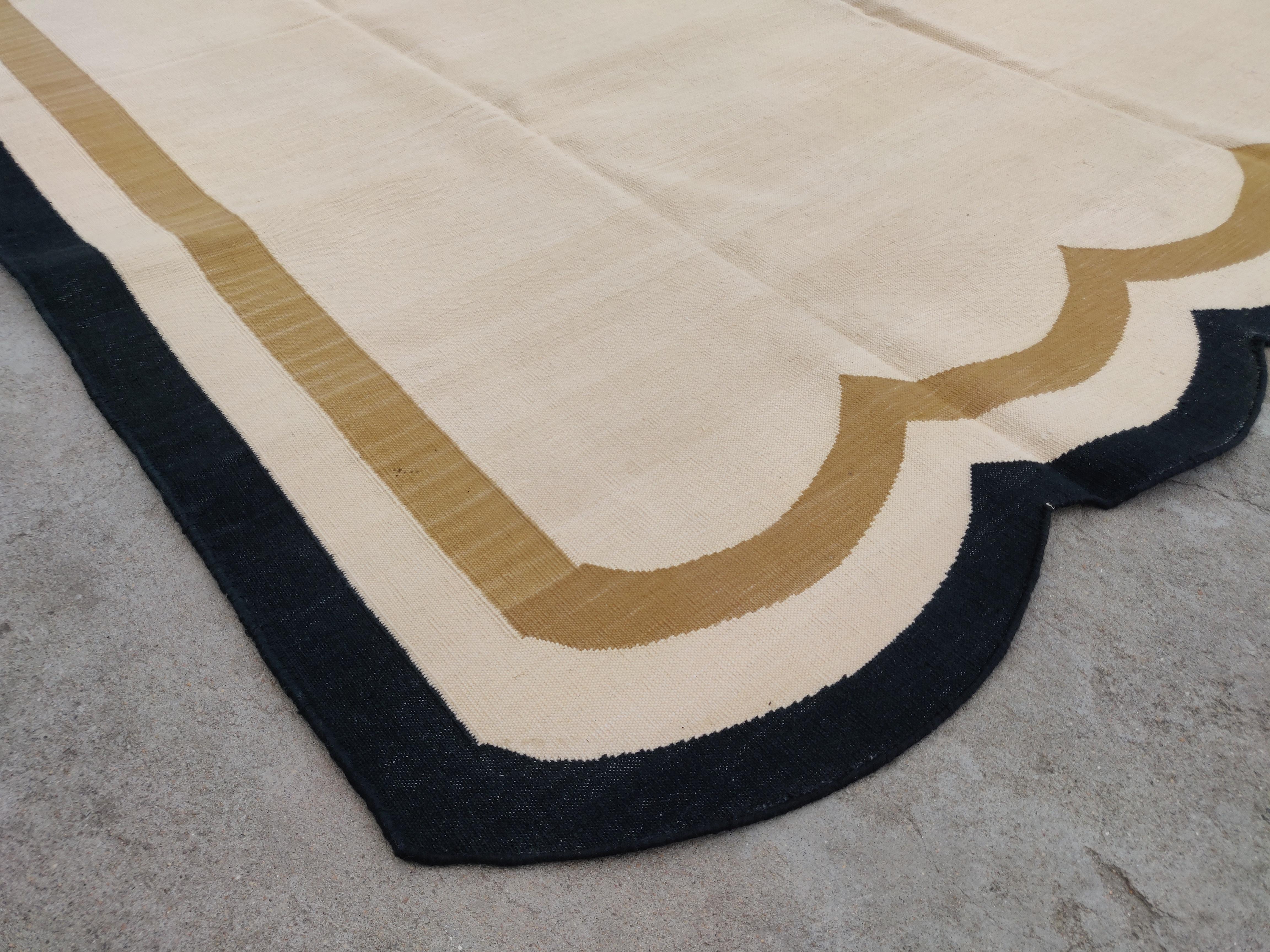 Tissé à la main Tapis en coton tissé à plat, 6x9 Beige et noir à rayures festonnées Dhurrie en vente