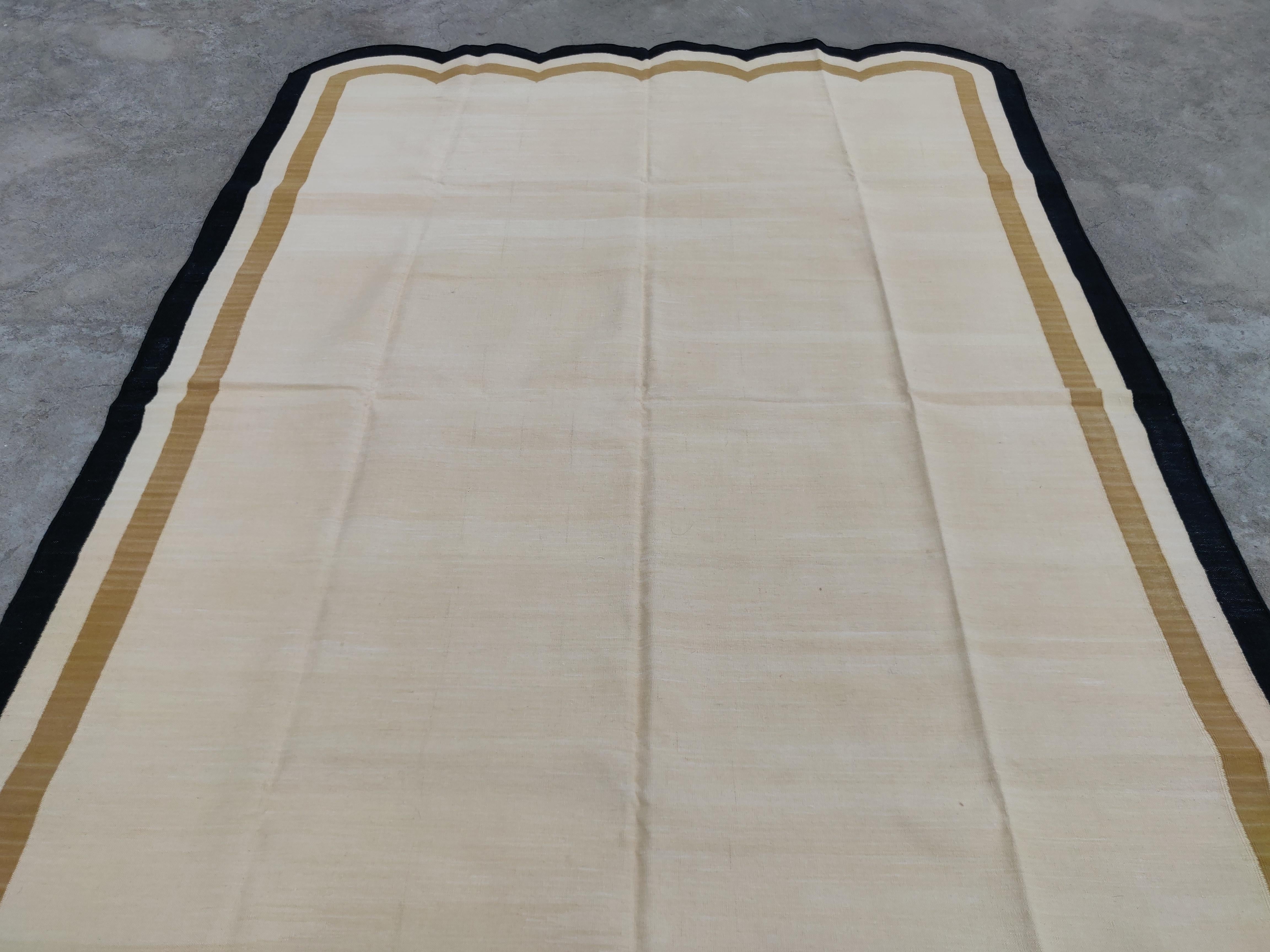 XXIe siècle et contemporain Tapis en coton tissé à plat, 6x9 Beige et noir à rayures festonnées Dhurrie en vente