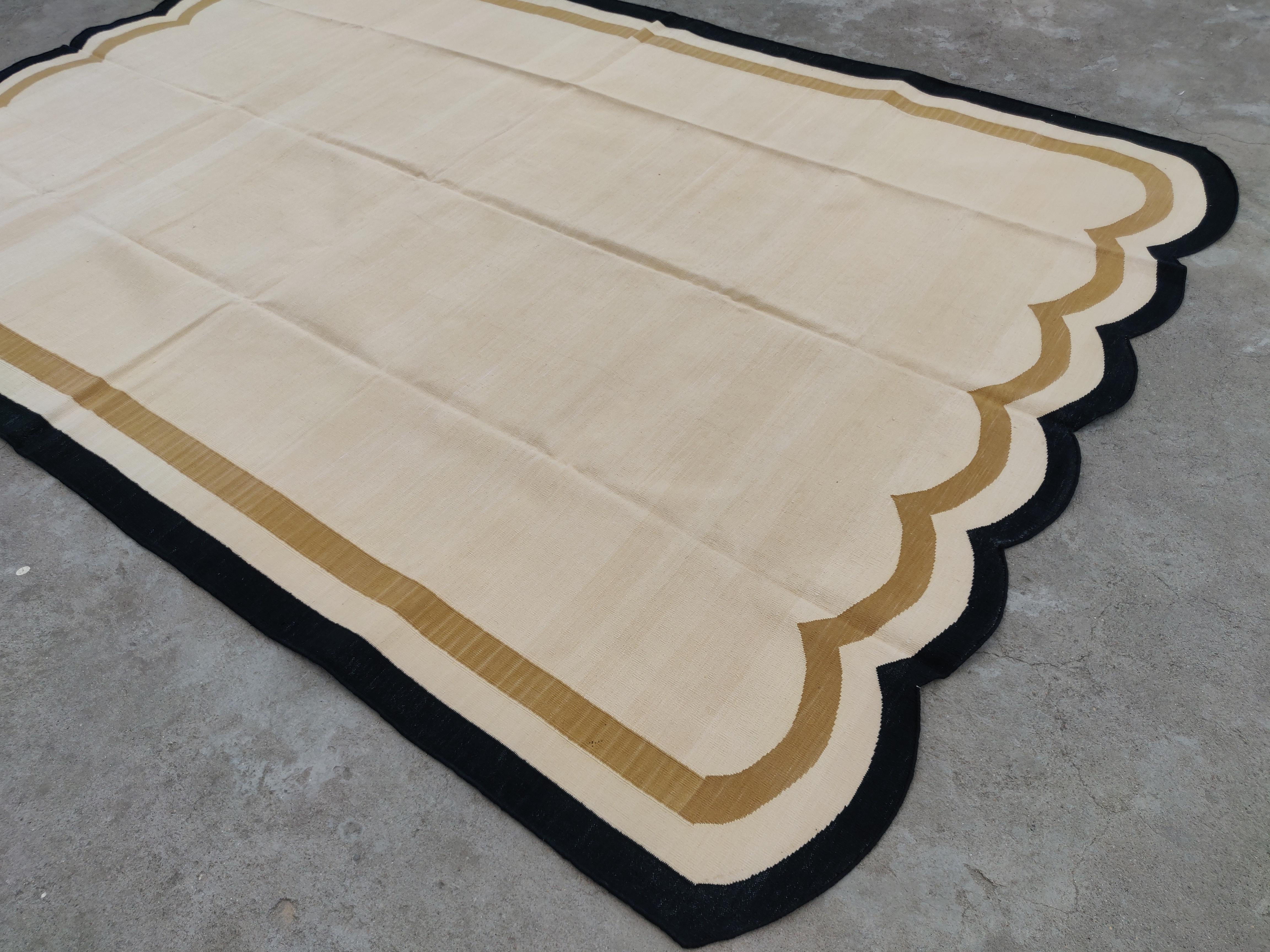 Coton Tapis en coton tissé à plat, 6x9 Beige et noir à rayures festonnées Dhurrie en vente