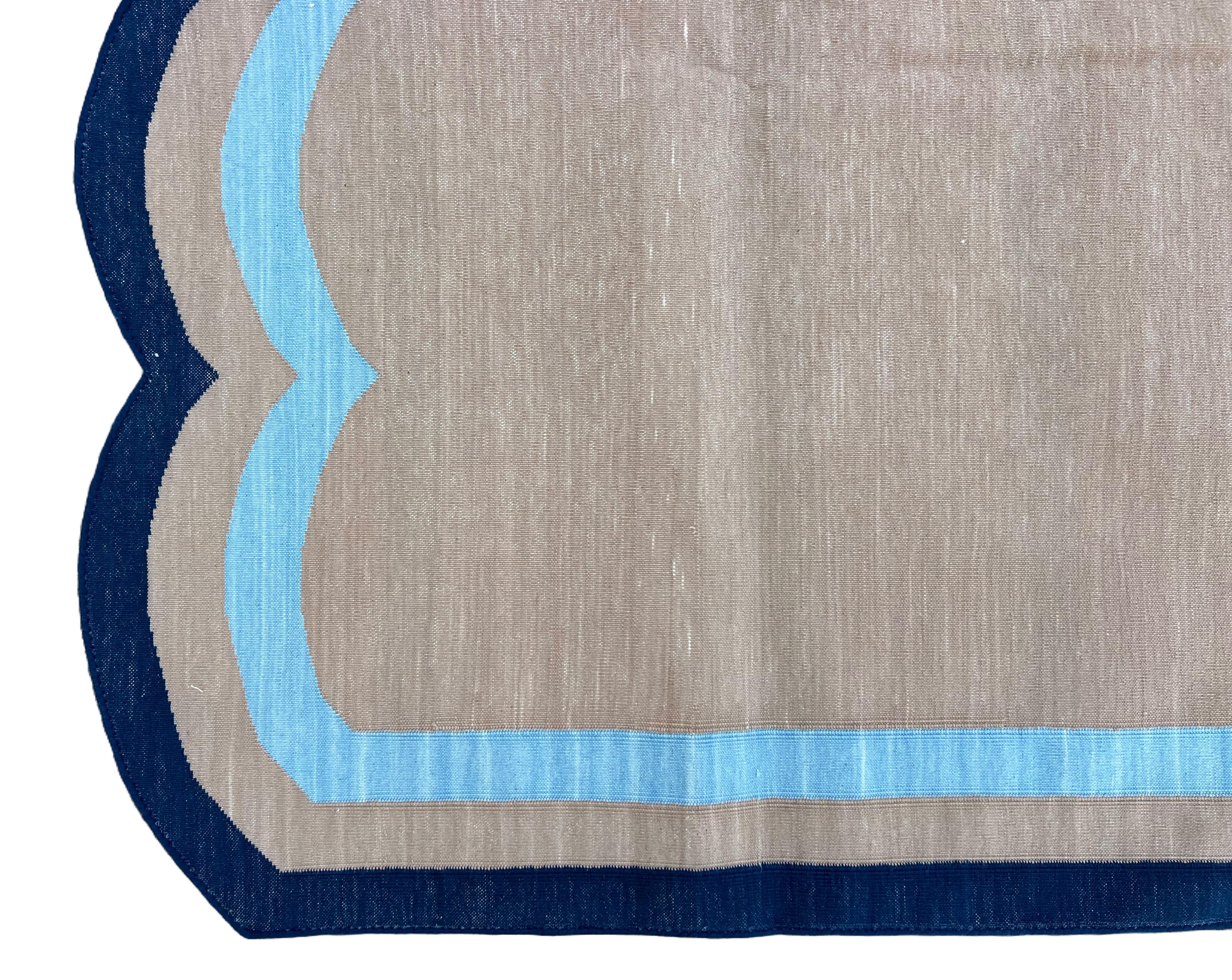 Handmade Cotton Area Flat Weave Rug, 6x9 Beige And Blue Scalloped Indian Dhurrie For Sale 2