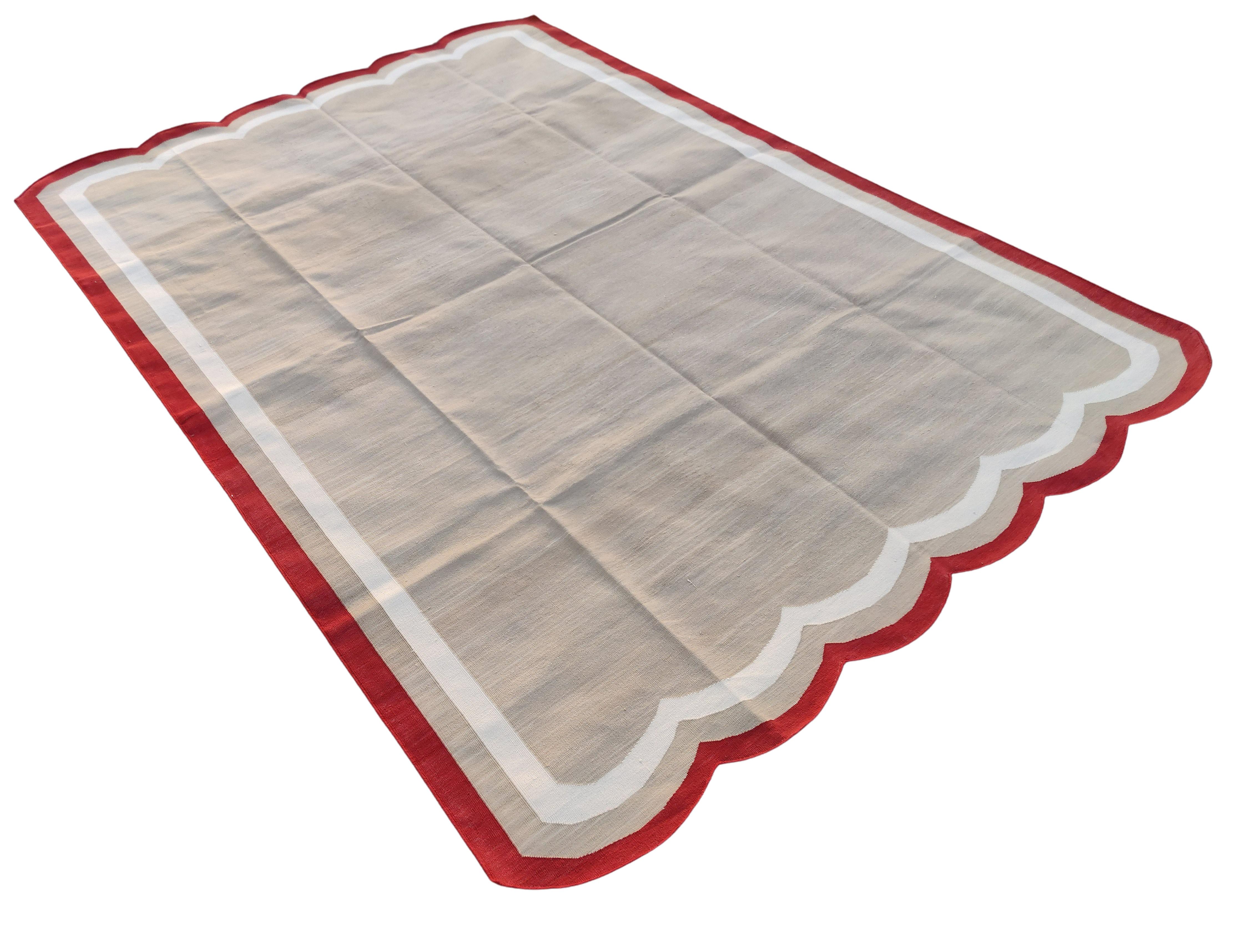Mid-Century moderno Tappeto a tessitura piatta in cotone fatto a mano, 6x9 Rug & Kilim Dhurrie smerlato beige e rosso in vendita