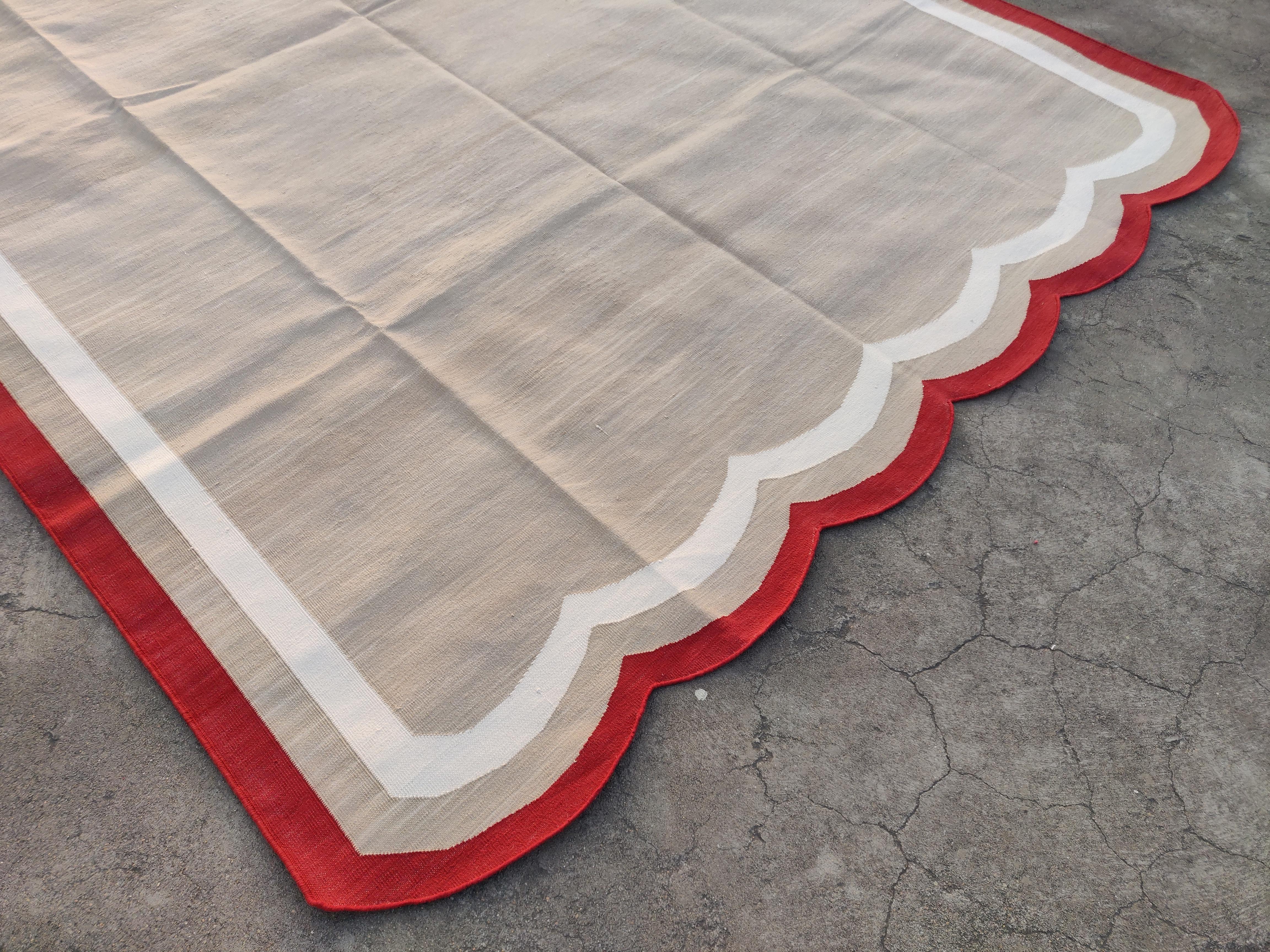 Tessuto a mano Tappeto a tessitura piatta in cotone fatto a mano, 6x9 Rug & Kilim Dhurrie smerlato beige e rosso in vendita