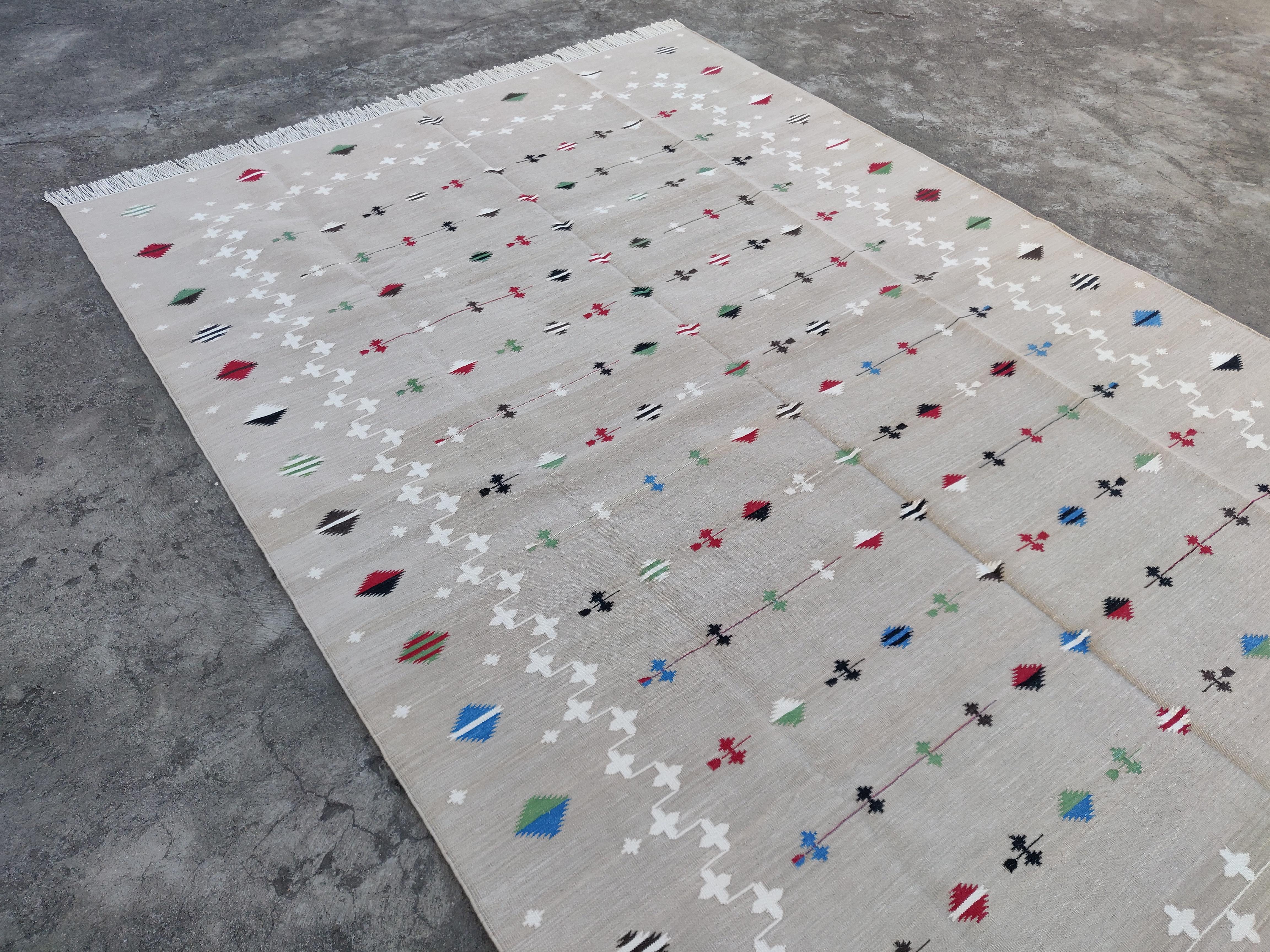 Handmade Cotton Area Flat Weave Rug, 6x9 Beige And White Shooting Star Dhurrie In New Condition For Sale In Jaipur, IN