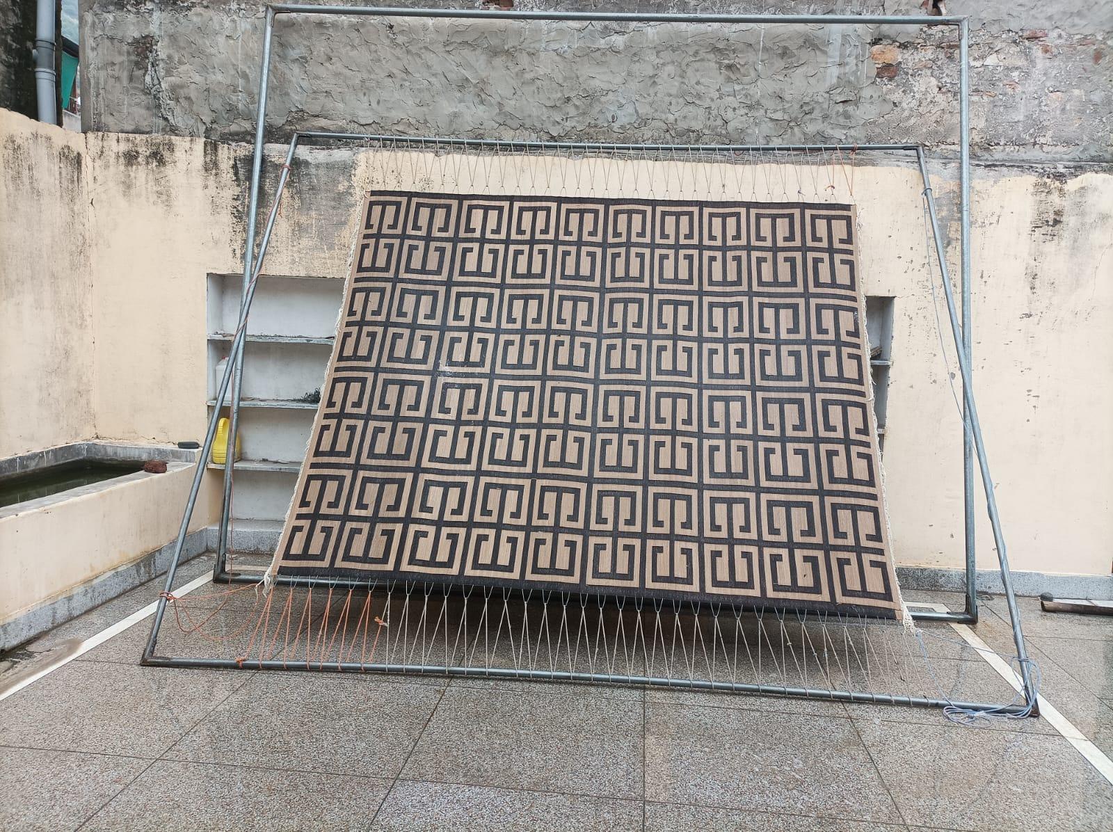 Tappeto a tessitura piatta in cotone fatto a mano, Tappeto indiano Dhurrie geometrico beige e marrone in vendita 4