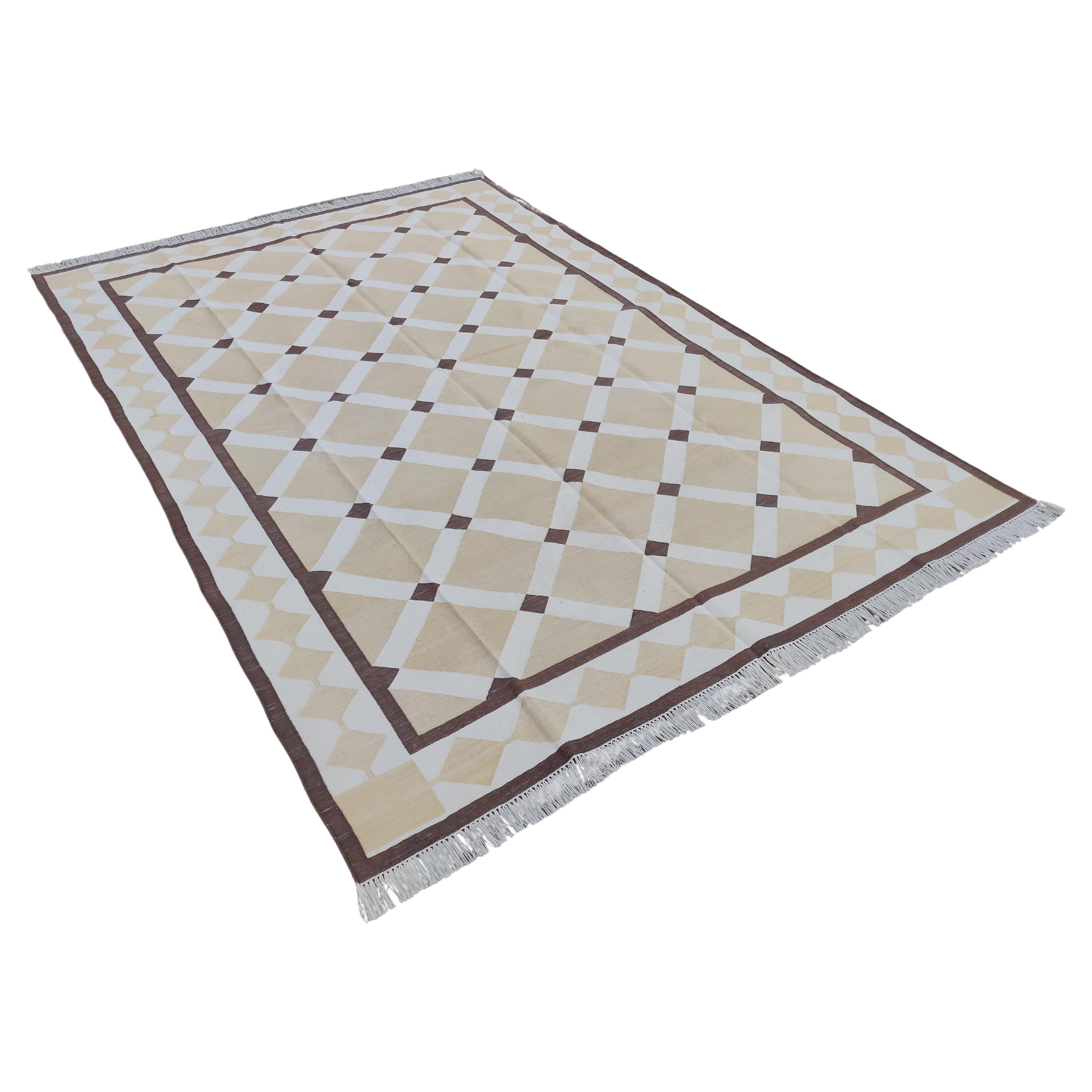 Handgefertigter Flachgewebe-Teppich aus Baumwolle, 6x9 Beige & Brown Geometrischer Indischer Dhurrie