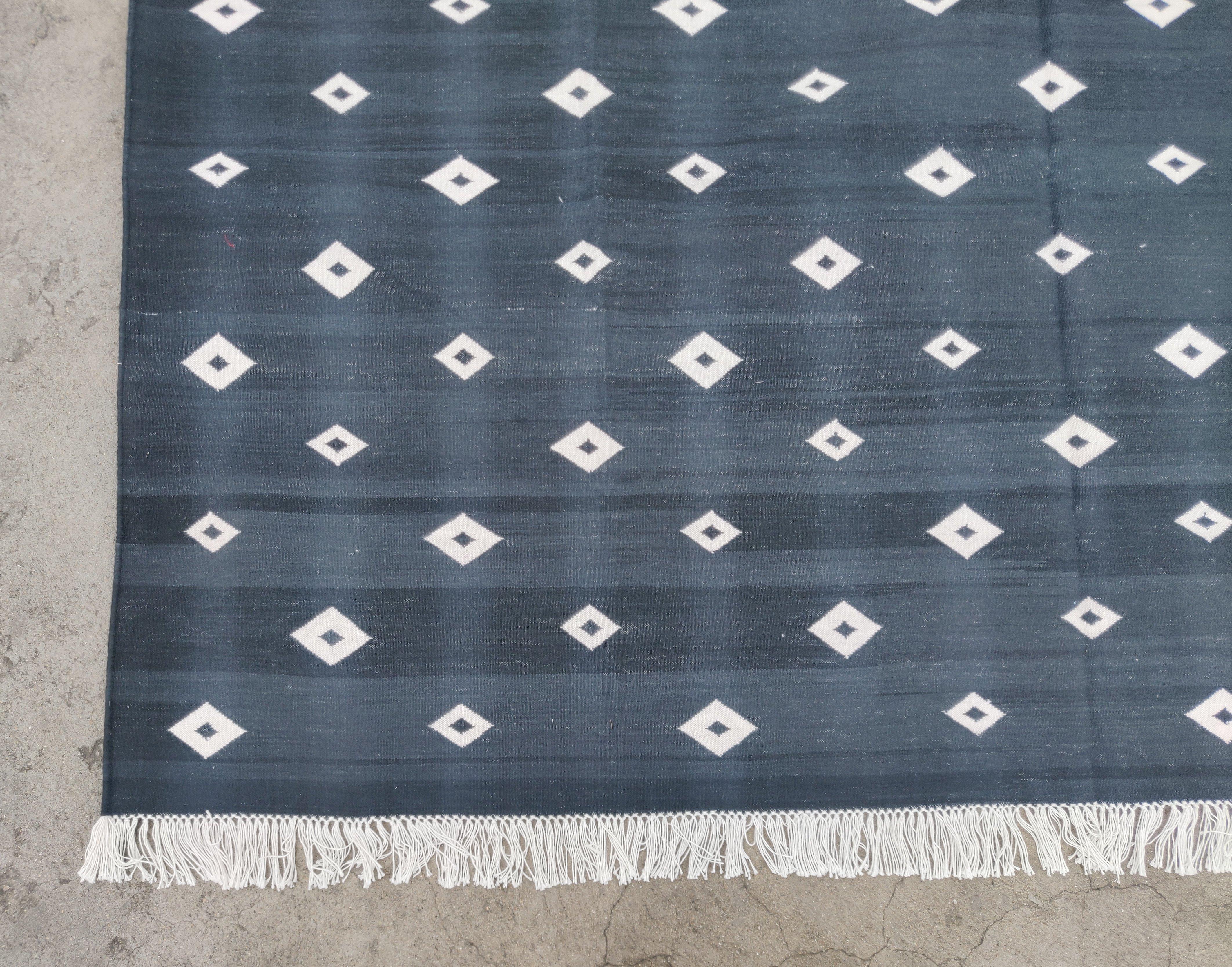 Handgefertigter flacher Baumwollteppich mit Flachgewebe, 6x9 schwarz-weißer und weißer Diamant, indischer Dhurrie (21. Jahrhundert und zeitgenössisch) im Angebot