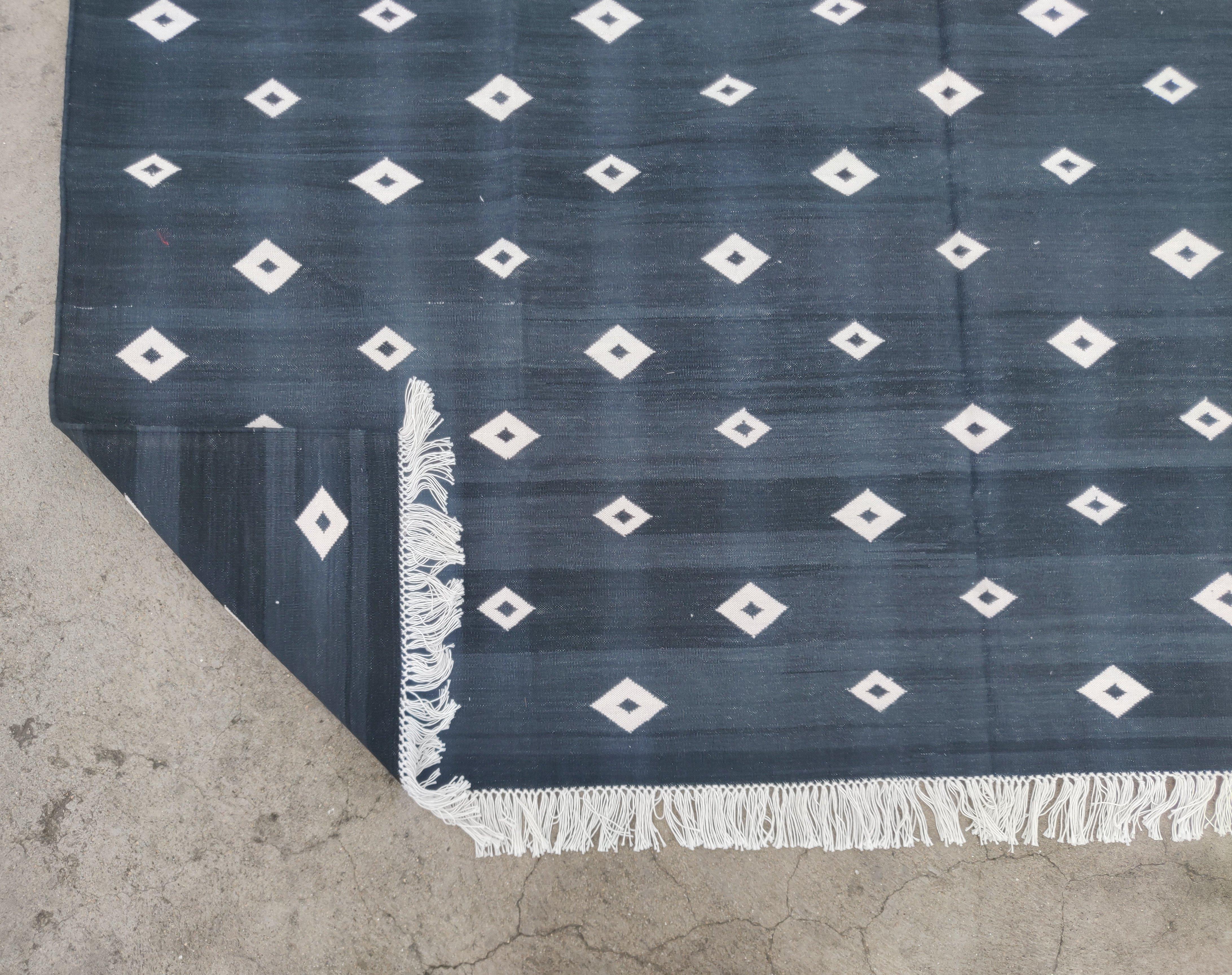 Handgefertigter flacher Baumwollteppich mit Flachgewebe, 6x9 schwarz-weißer und weißer Diamant, indischer Dhurrie (Baumwolle) im Angebot
