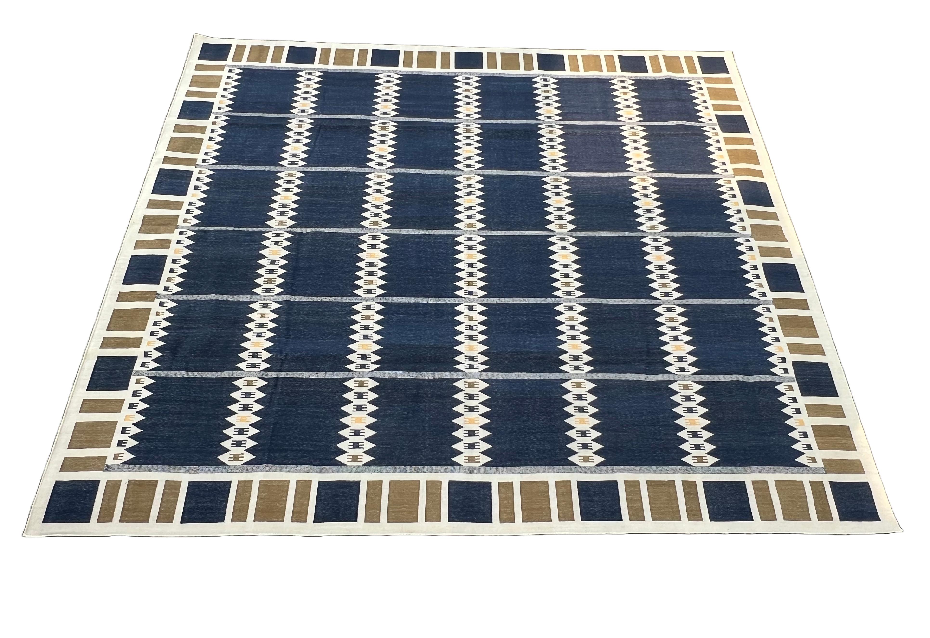Alfombra de Algodón Hecha a Mano de Tejido Plano, 6x9 Azul y Marrón Dhurrie Geométrica India en venta 4
