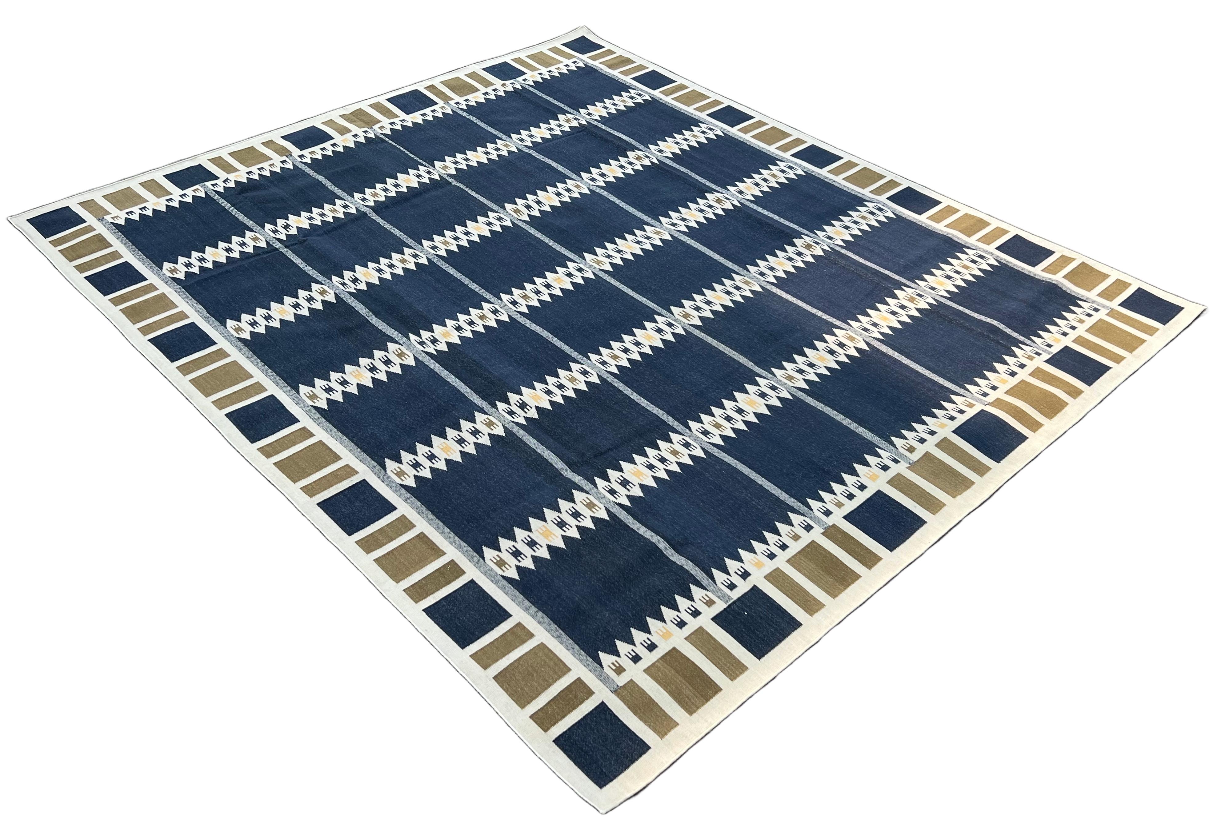 Alfombra india geométrica de algodón teñido a mano de azul, crema y marrón - 6'x9'
Estas dhurries especiales de tejido plano están tejidas a mano con hilo de 15 cabos de algodón 100%. Debido a las técnicas especiales de fabricación utilizadas para
