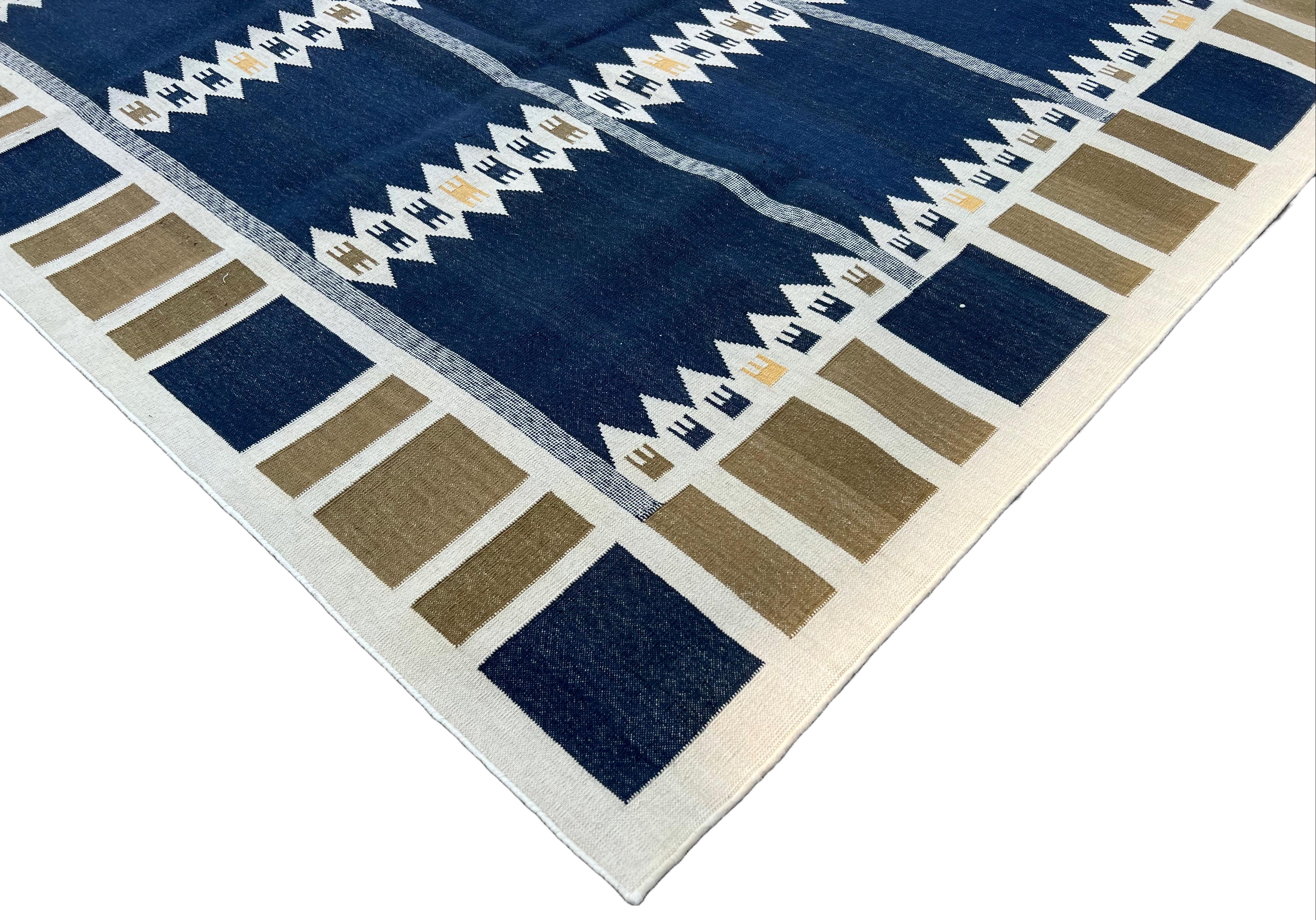 Alfombra de Algodón Hecha a Mano de Tejido Plano, 6x9 Azul y Marrón Dhurrie Geométrica India Moderno de mediados de siglo en venta