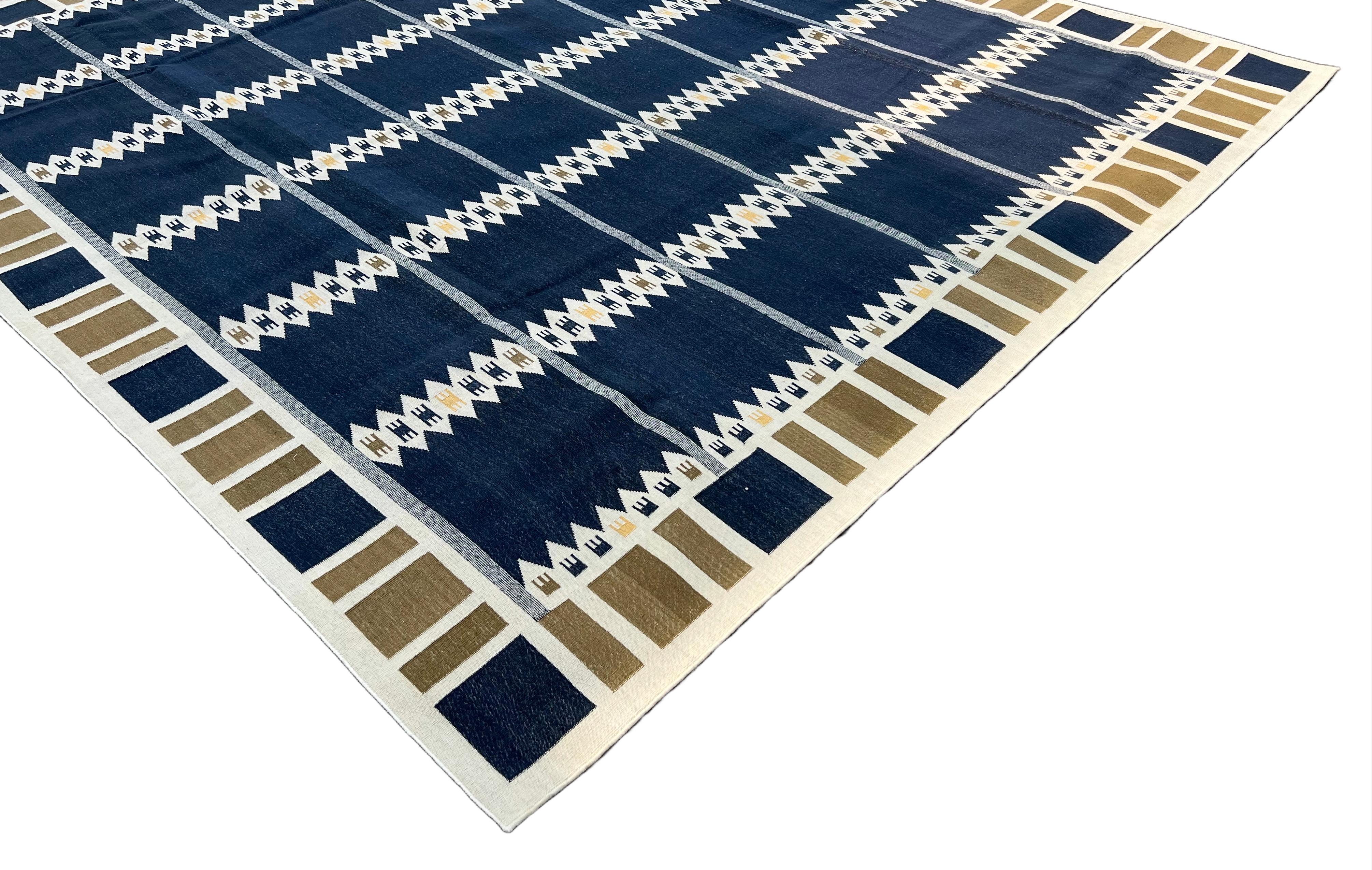 Alfombra de Algodón Hecha a Mano de Tejido Plano, 6x9 Azul y Marrón Dhurrie Geométrica India Indio en venta
