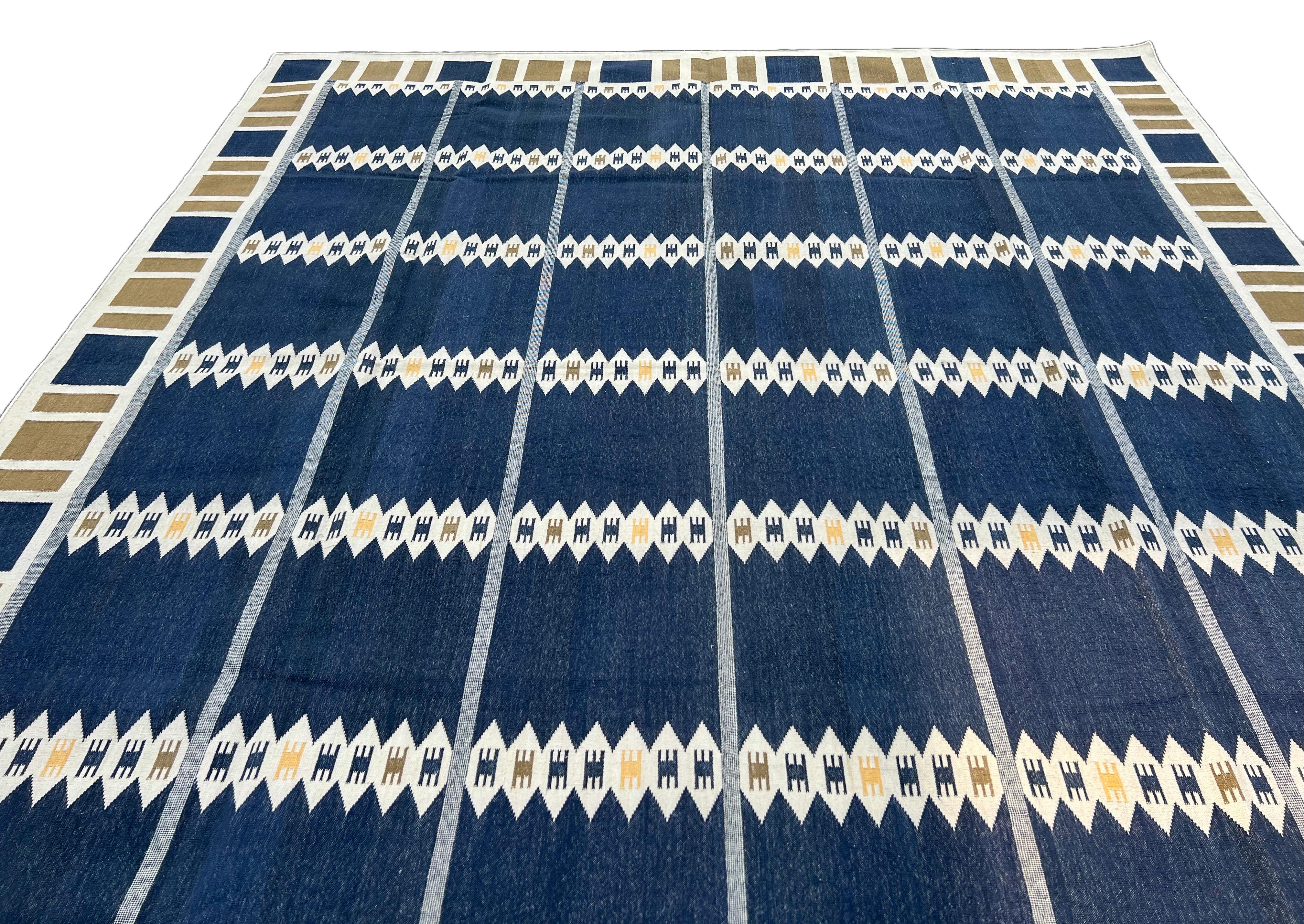 Alfombra de Algodón Hecha a Mano de Tejido Plano, 6x9 Azul y Marrón Dhurrie Geométrica India en Nuevo estado para la venta en Jaipur, IN