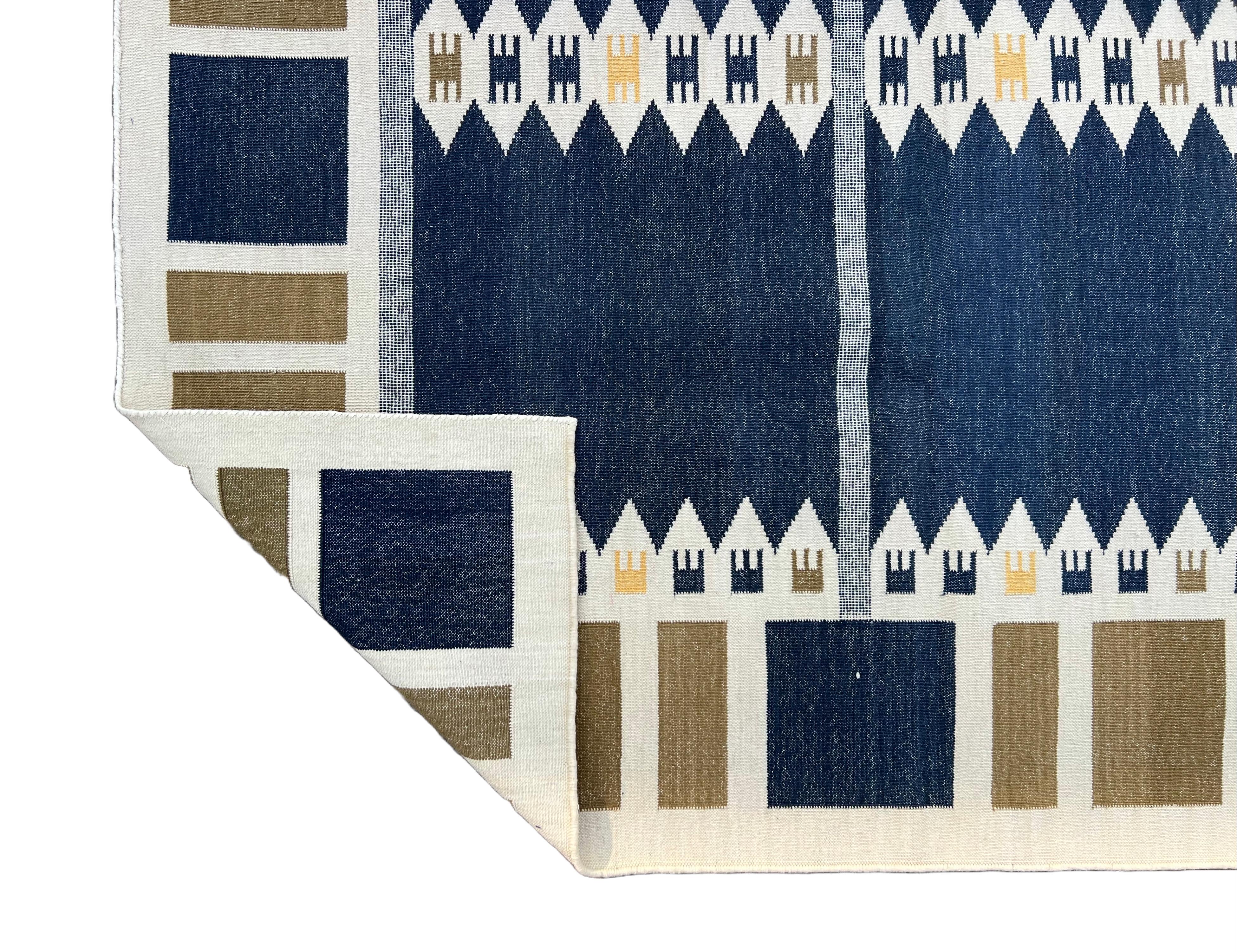 Alfombra de Algodón Hecha a Mano de Tejido Plano, 6x9 Azul y Marr�ón Dhurrie Geométrica India en venta 2