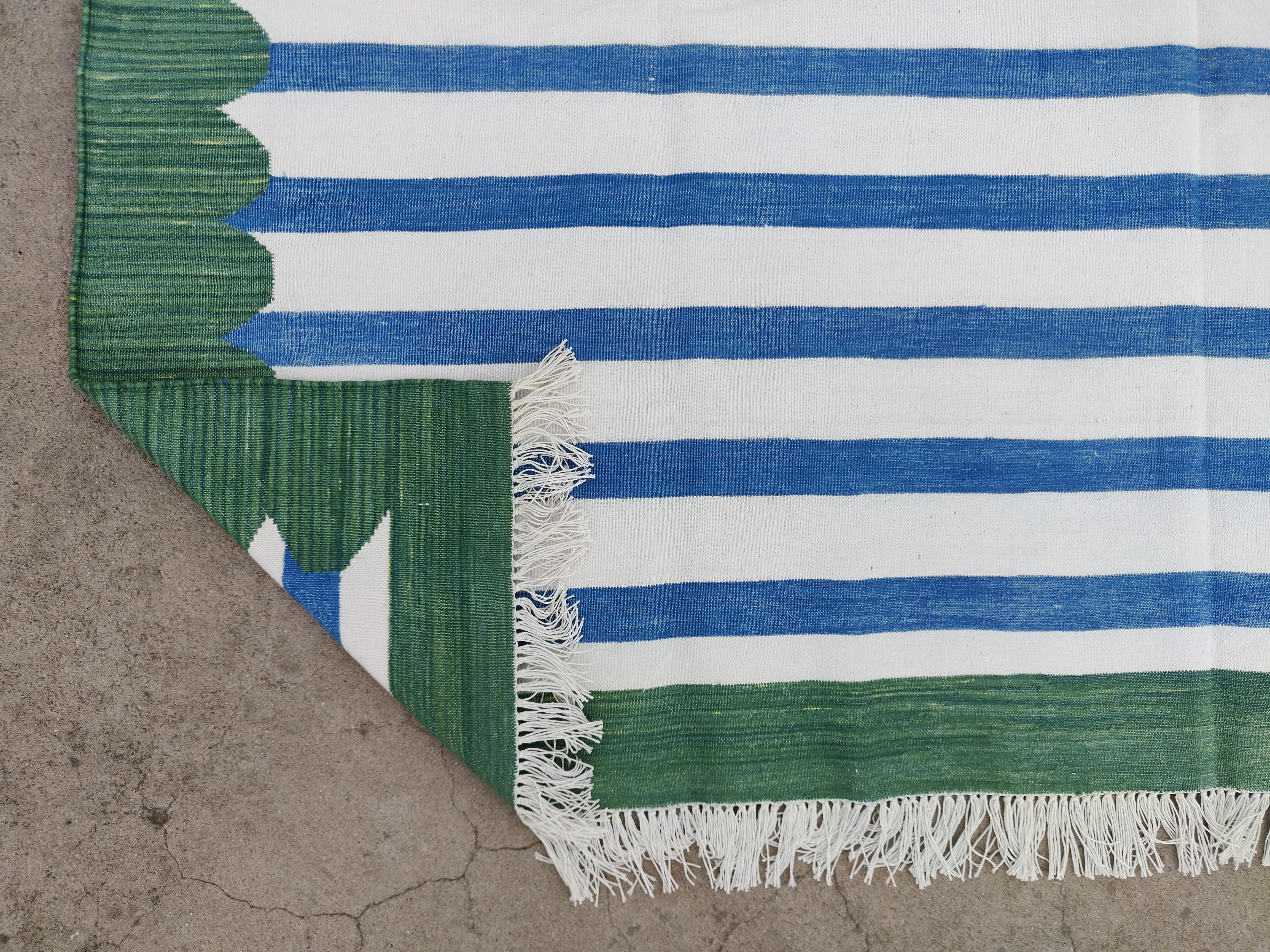 Handgefertigter flacher Baumwollteppich mit Flachgewebe, 6x9 Blau und Grün gestreifter indischer Dhurrie im Angebot 1
