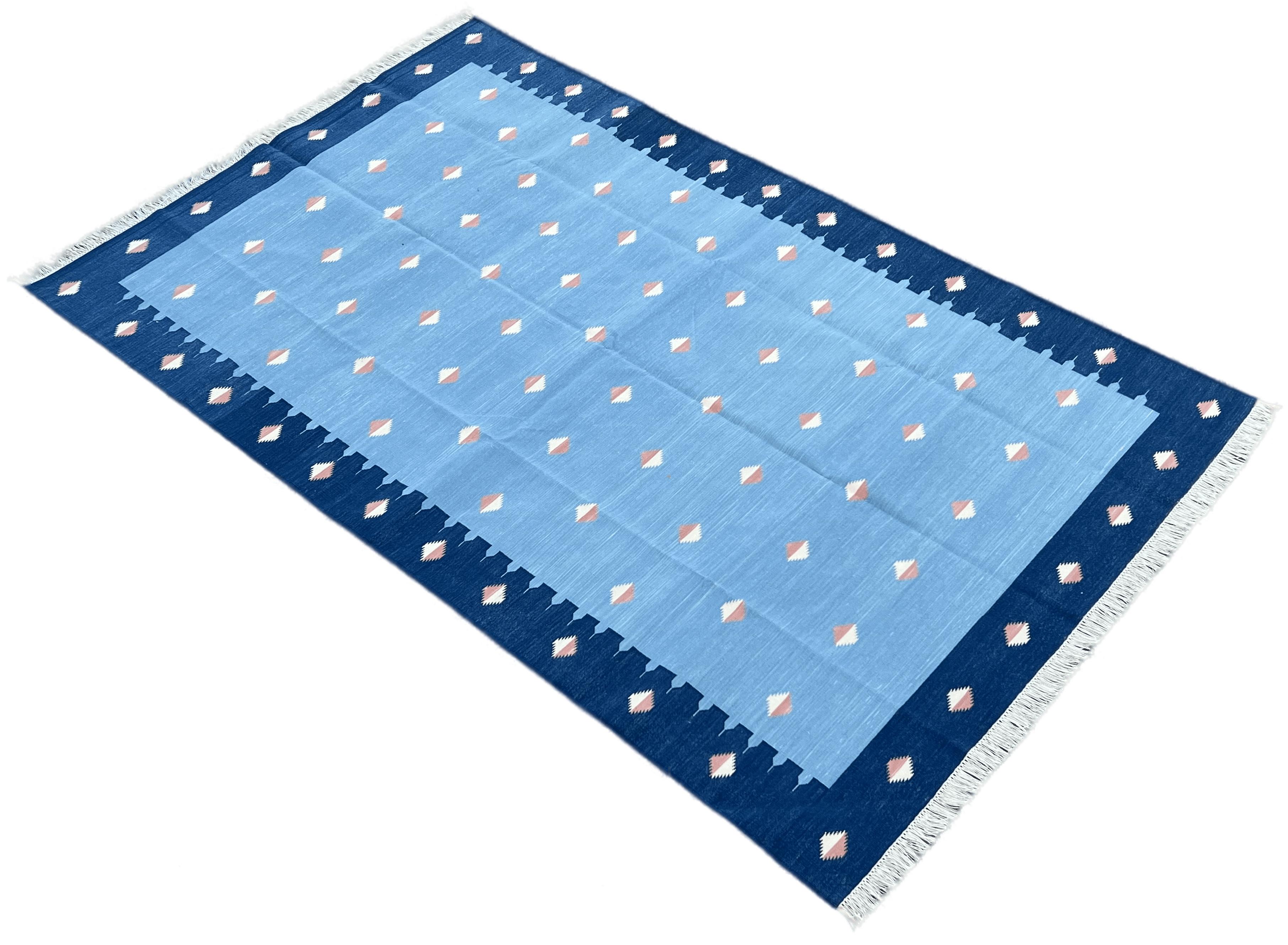 Alfombra Hecha a Mano de Algodón Natural Teñido con Vegetales, Dhurrie Indio con Diamantes Azul Índigo y Naranja- 6'x9'
Estas dhurries especiales de tejido plano están tejidas a mano con hilo de 15 cabos de algodón 100%. Debido a las técnicas