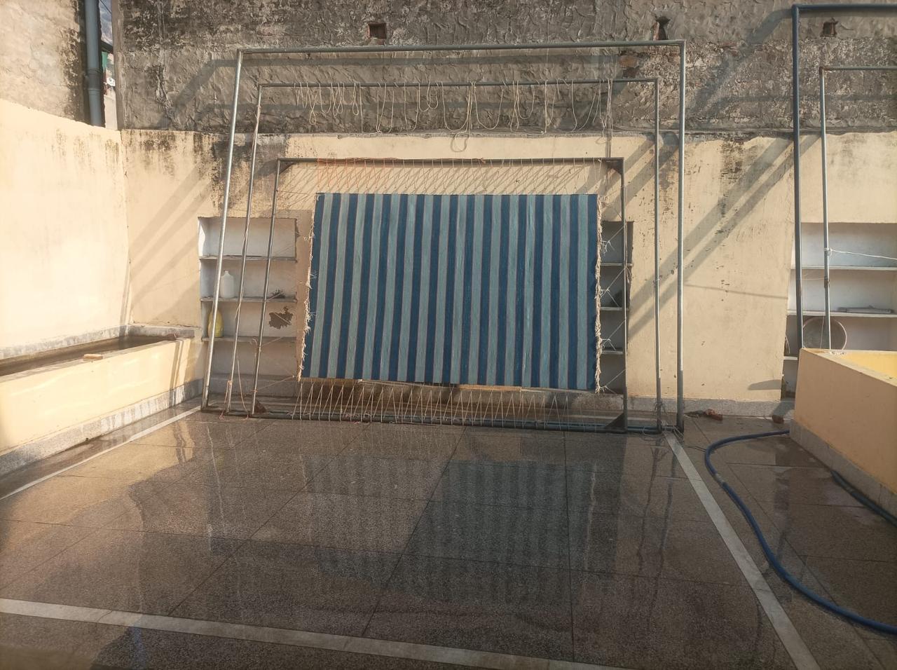 Handgefertigter flacher Baumwollteppich mit Flachgewebe, 6x9 Blau und Orange gestreifter indischer Dhurrie im Angebot 4