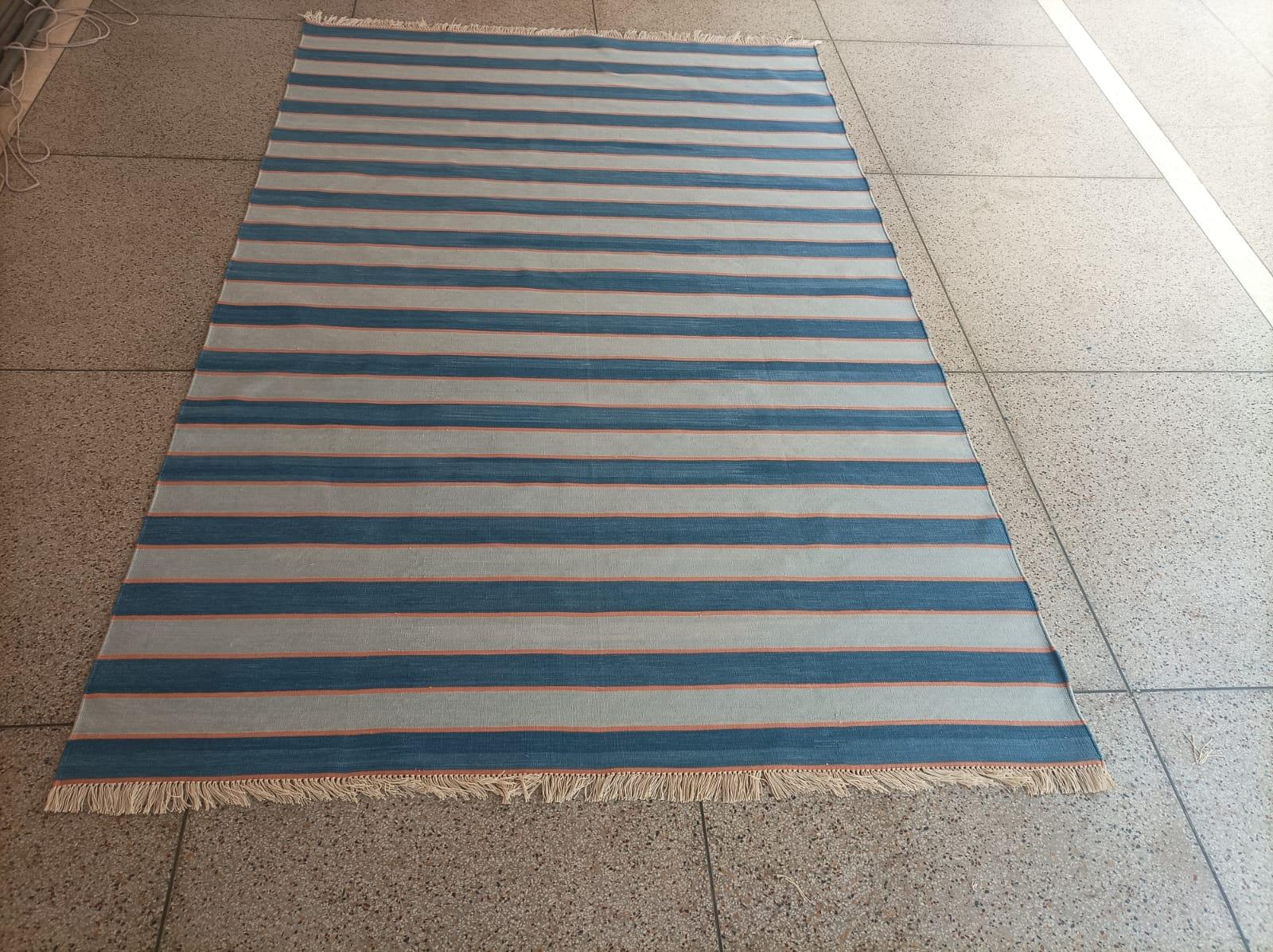 Handgefertigter flacher Baumwollteppich mit Flachgewebe, 6x9 Blau und Orange gestreifter indischer Dhurrie im Angebot 5