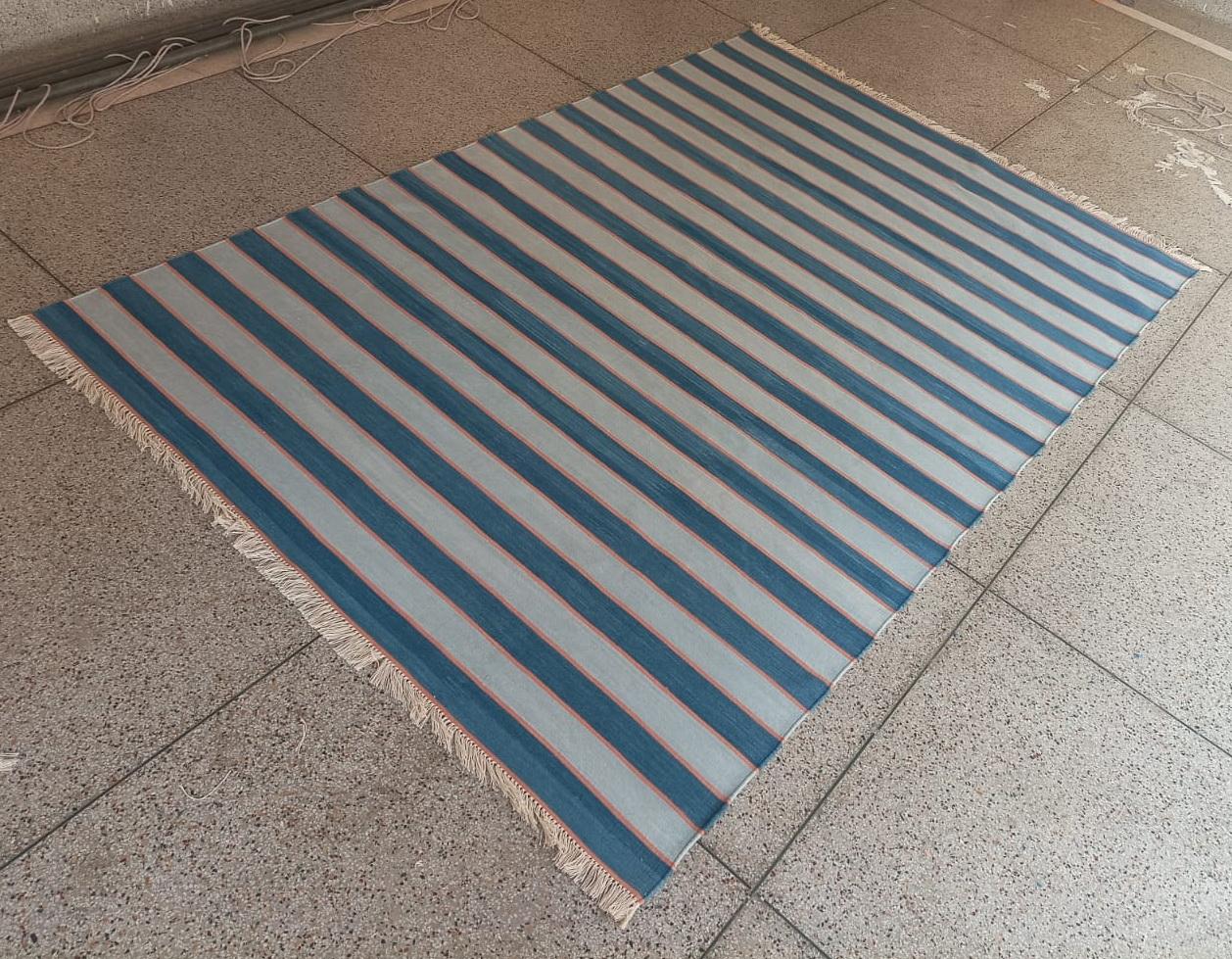 Handgefertigter flacher Baumwollteppich mit Flachgewebe, 6x9 Blau und Orange gestreifter indischer Dhurrie im Angebot 6