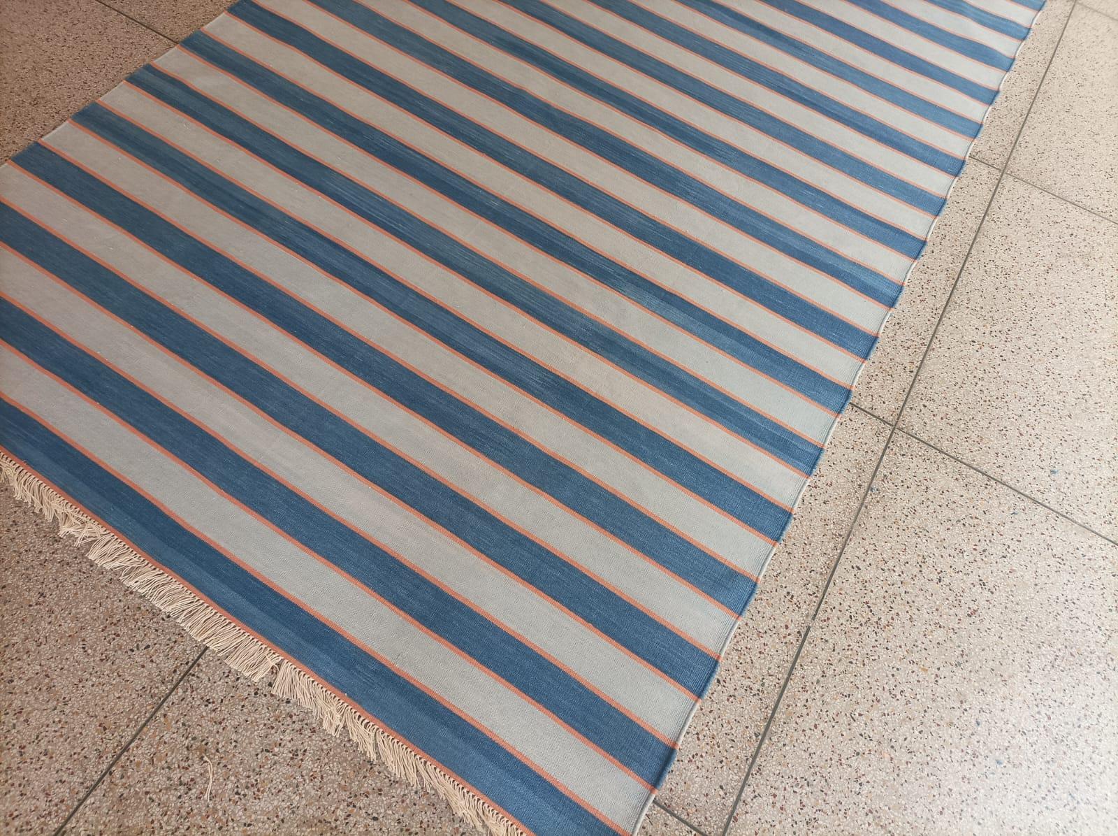 Handgefertigter flacher Baumwollteppich mit Flachgewebe, 6x9 Blau und Orange gestreifter indischer Dhurrie im Angebot 7