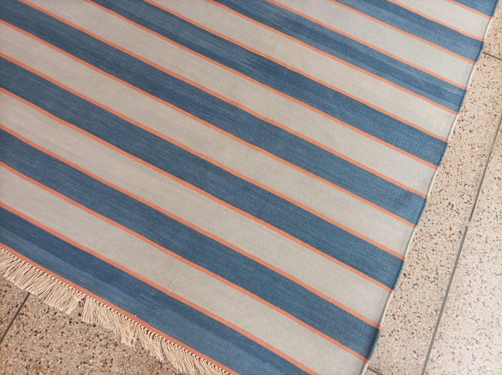 Handgefertigter flacher Baumwollteppich mit Flachgewebe, 6x9 Blau und Orange gestreifter indischer Dhurrie im Angebot 8