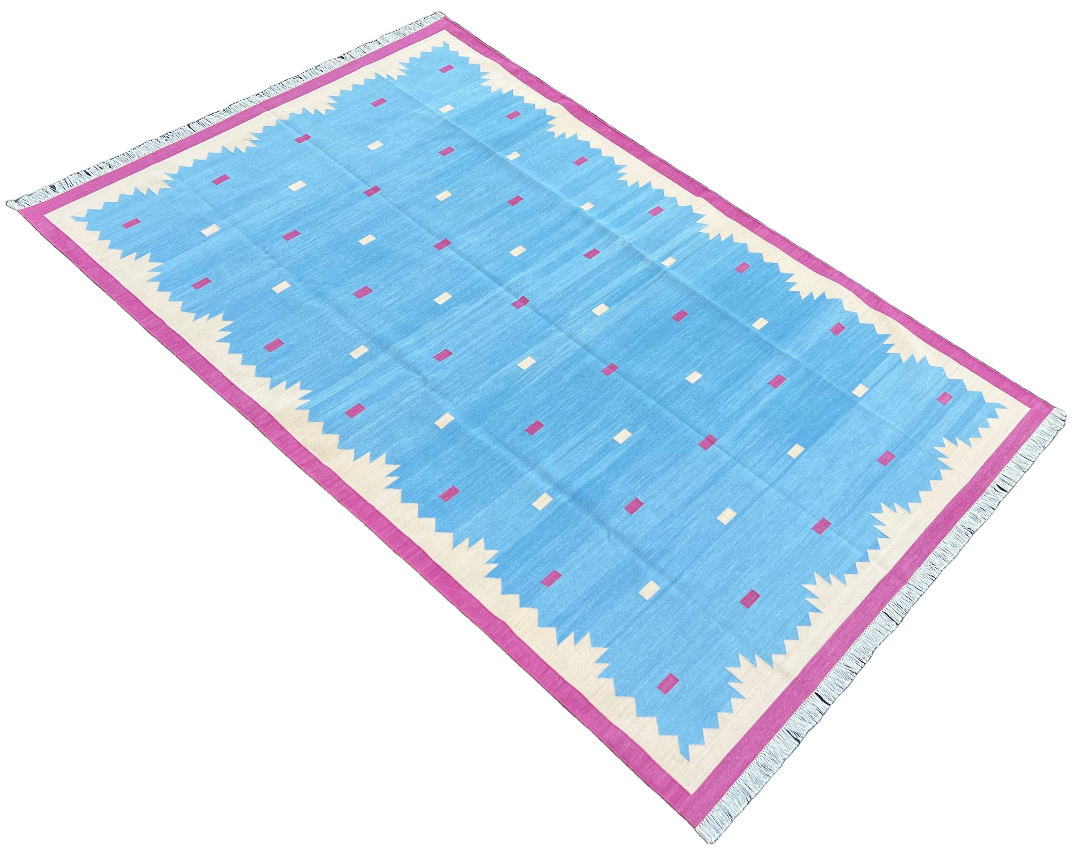 Vegetabil gefärbte Baumwolle Reversible Himmelblau, Creme und Himbeerrosa Geometrisch Gemusterter Indischer Teppich - 6'x9' (180x270cm)

Diese speziellen flachgewebten Dhurries werden aus 15-fachem Garn aus 100% Baumwolle handgewebt. Aufgrund der
