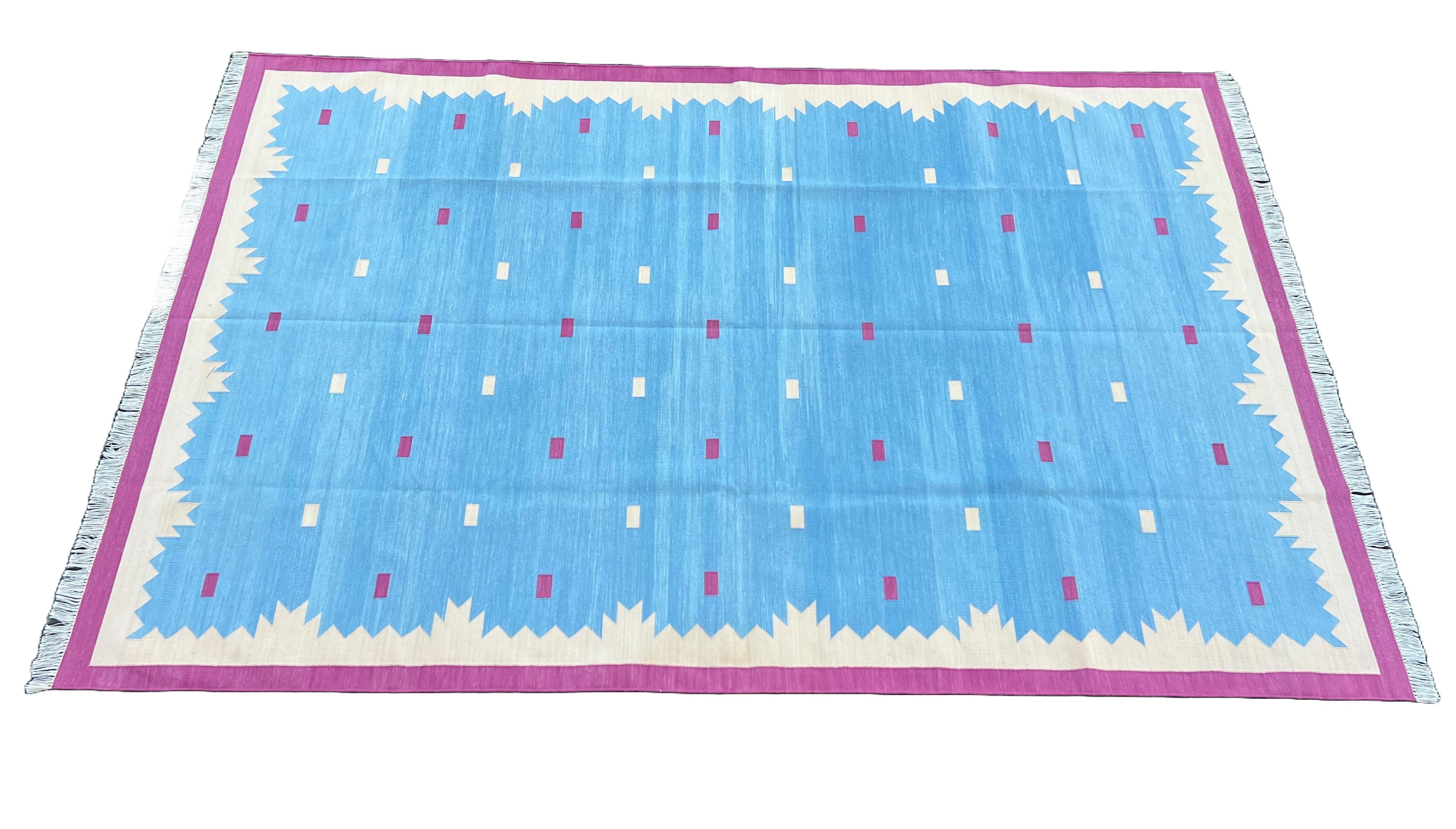 Handgefertigter flacher Baumwollteppich mit Flachgewebe, 6x9 Blau und Rosa Geometrischer indischer Dhurrie (Moderne der Mitte des Jahrhunderts) im Angebot