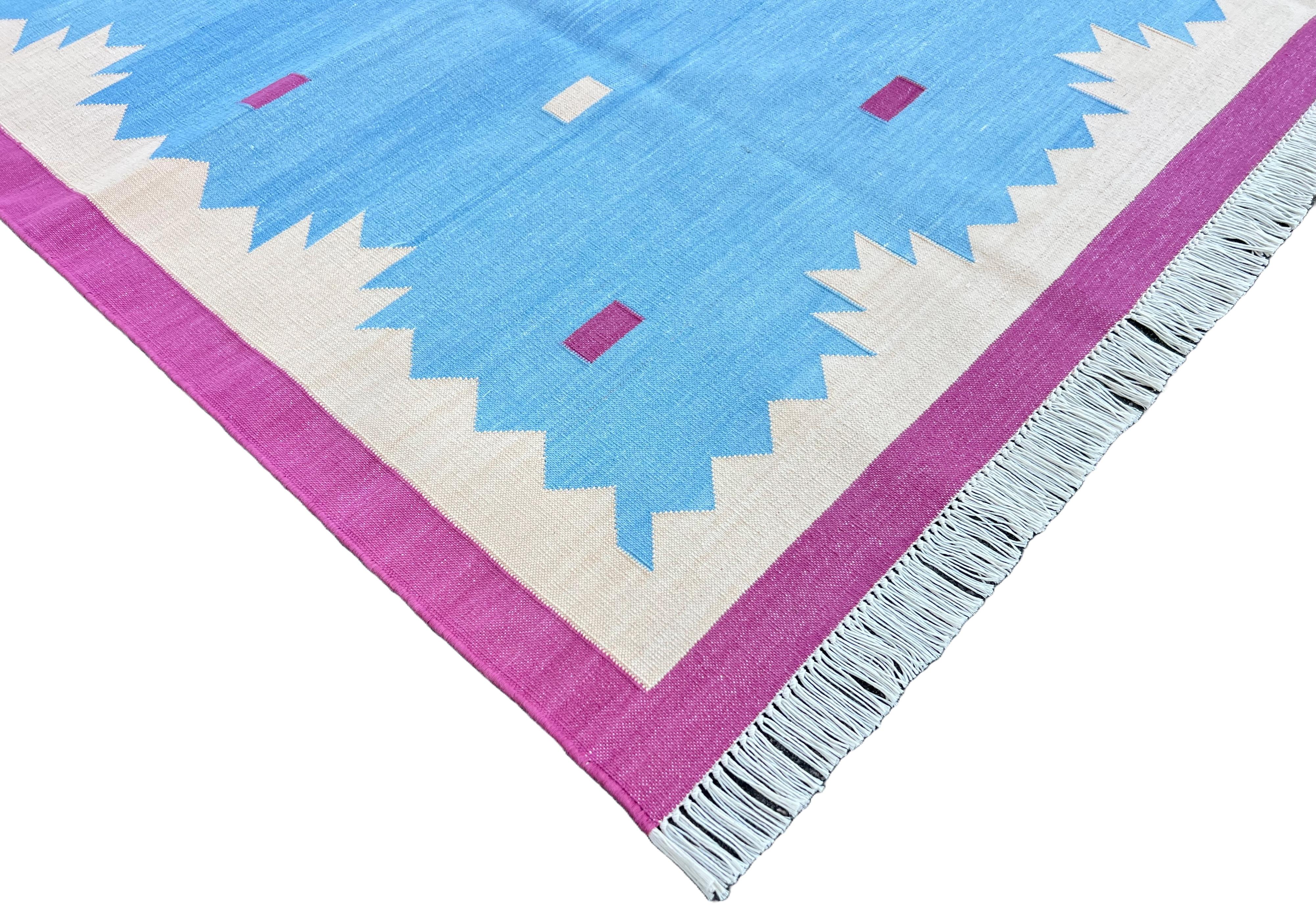Handgefertigter flacher Baumwollteppich mit Flachgewebe, 6x9 Blau und Rosa Geometrischer indischer Dhurrie (Indisch) im Angebot