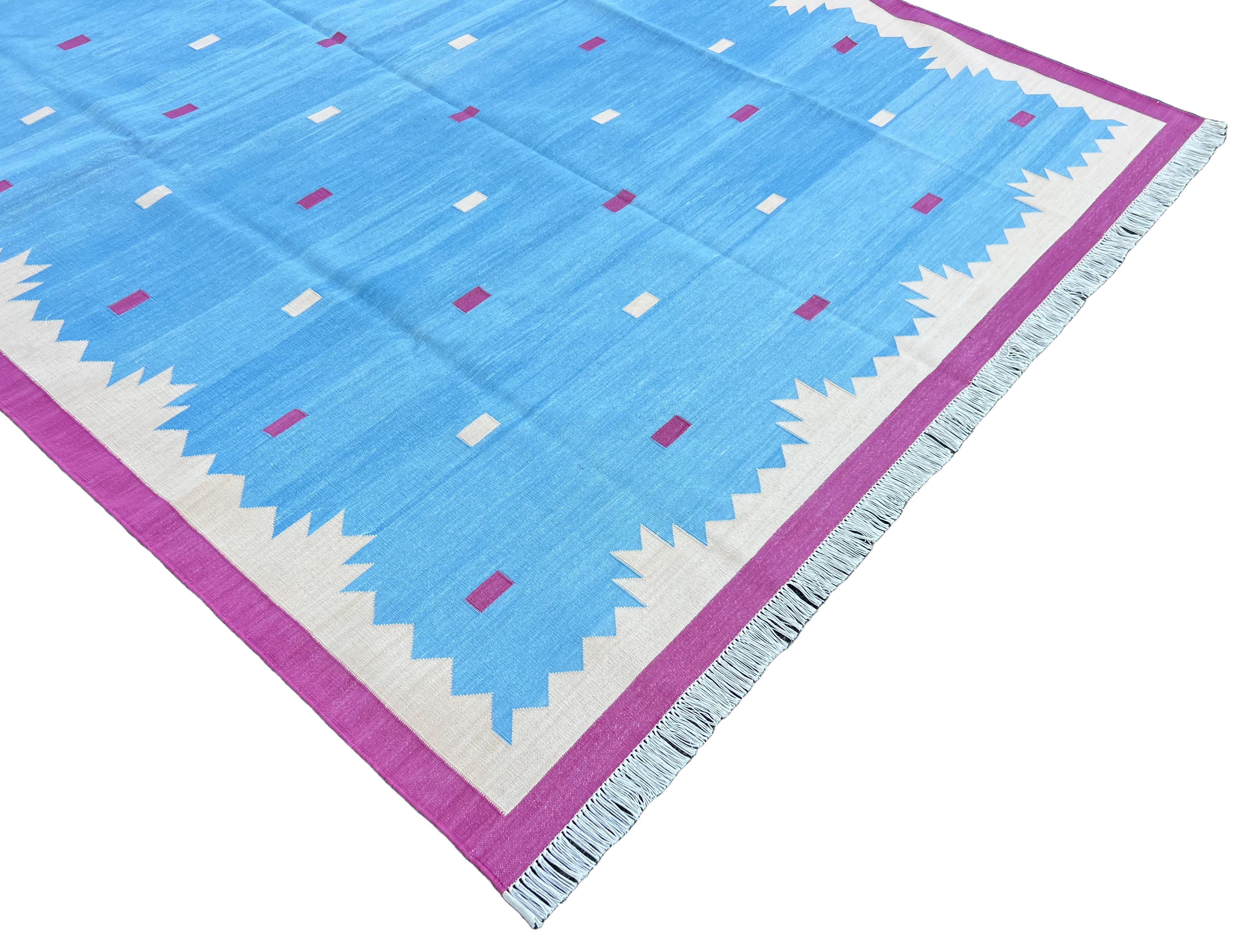 Handgefertigter flacher Baumwollteppich mit Flachgewebe, 6x9 Blau und Rosa Geometrischer indischer Dhurrie (Handgewebt) im Angebot