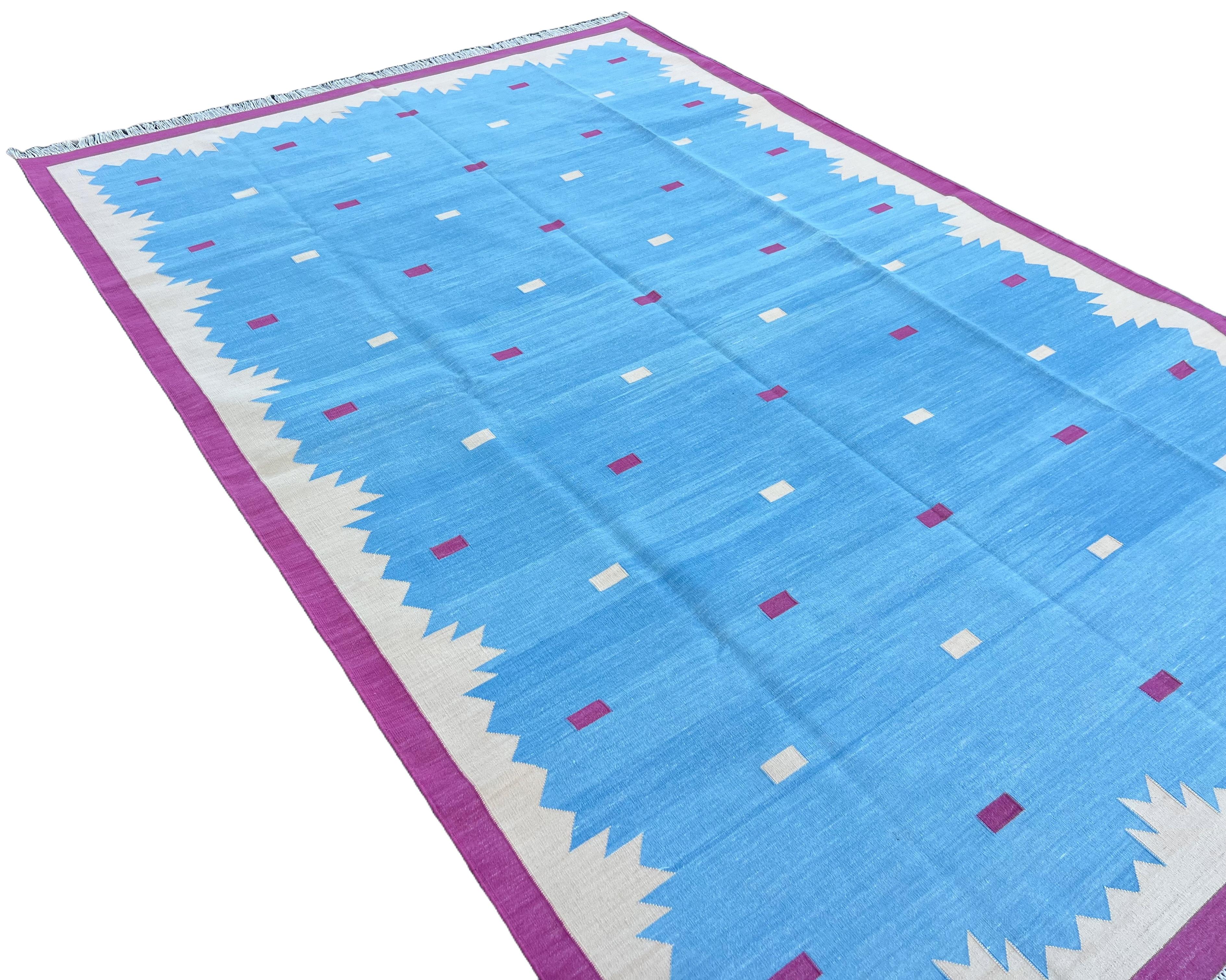 Handgefertigter flacher Baumwollteppich mit Flachgewebe, 6x9 Blau und Rosa Geometrischer indischer Dhurrie im Zustand „Neu“ im Angebot in Jaipur, IN