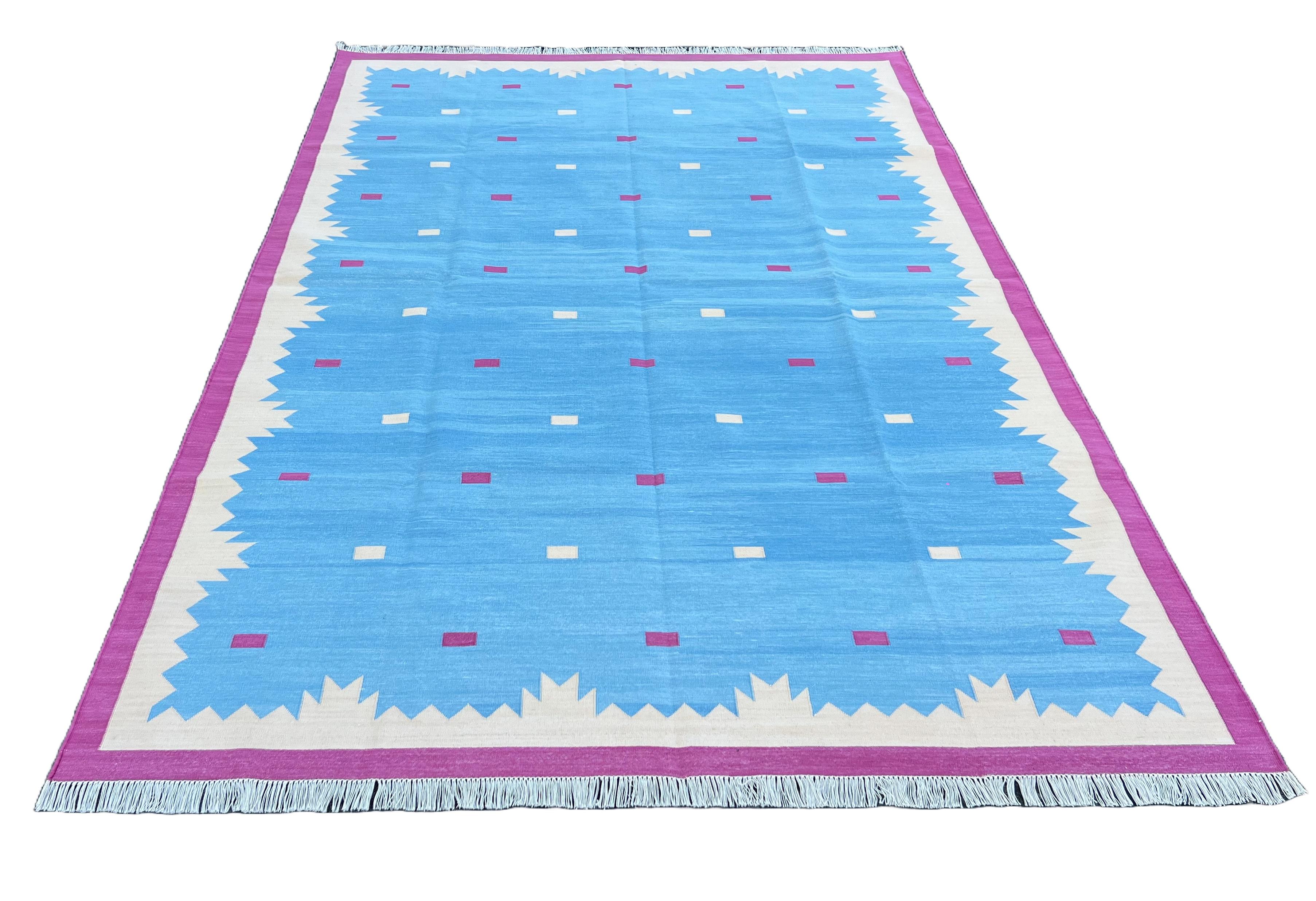 Handgefertigter flacher Baumwollteppich mit Flachgewebe, 6x9 Blau und Rosa Geometrischer indischer Dhurrie (21. Jahrhundert und zeitgenössisch) im Angebot