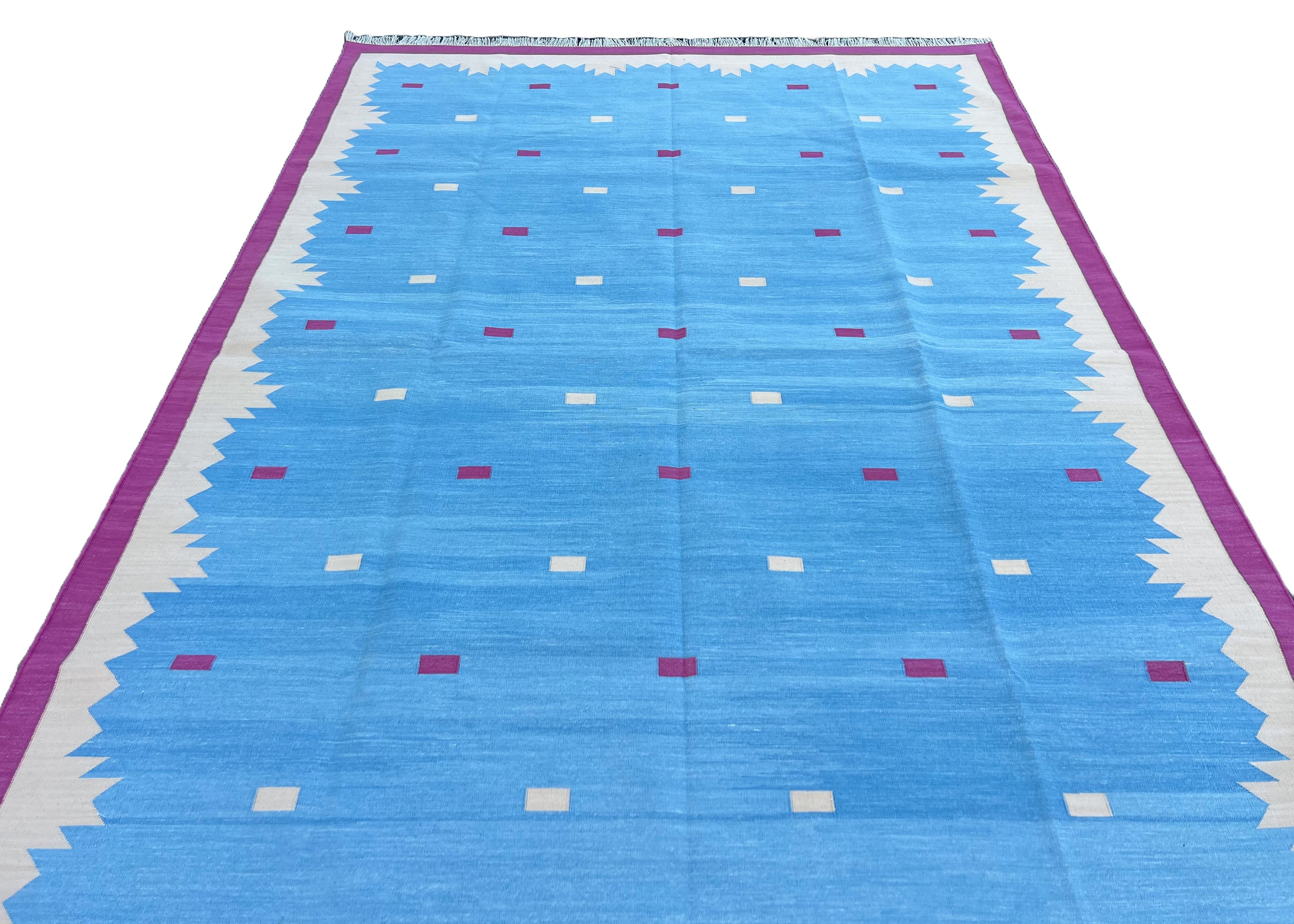 Handgefertigter flacher Baumwollteppich mit Flachgewebe, 6x9 Blau und Rosa Geometrischer indischer Dhurrie (Baumwolle) im Angebot