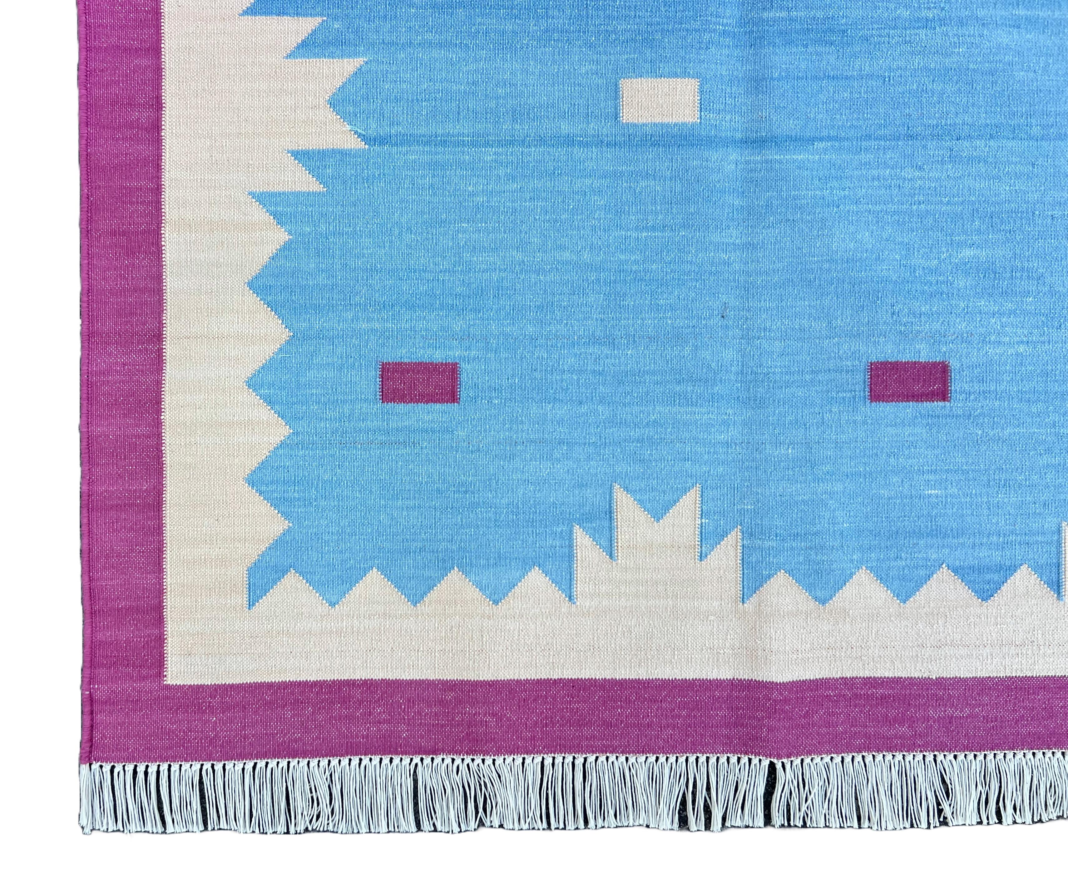 Handgefertigter flacher Baumwollteppich mit Flachgewebe, 6x9 Blau und Rosa Geometrischer indischer Dhurrie im Angebot 1
