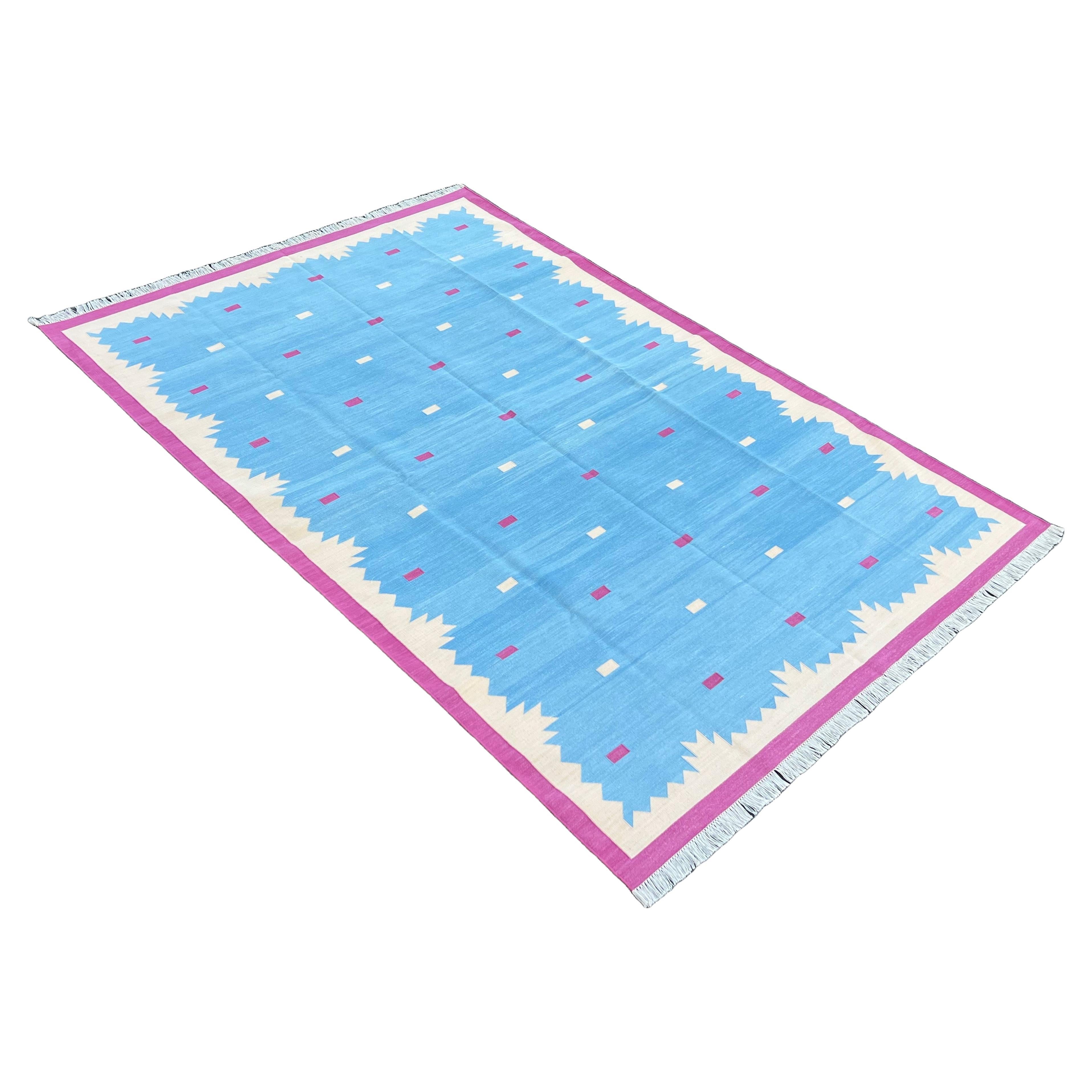 Handgefertigter flacher Baumwollteppich mit Flachgewebe, 6x9 Blau und Rosa Geometrischer indischer Dhurrie im Angebot