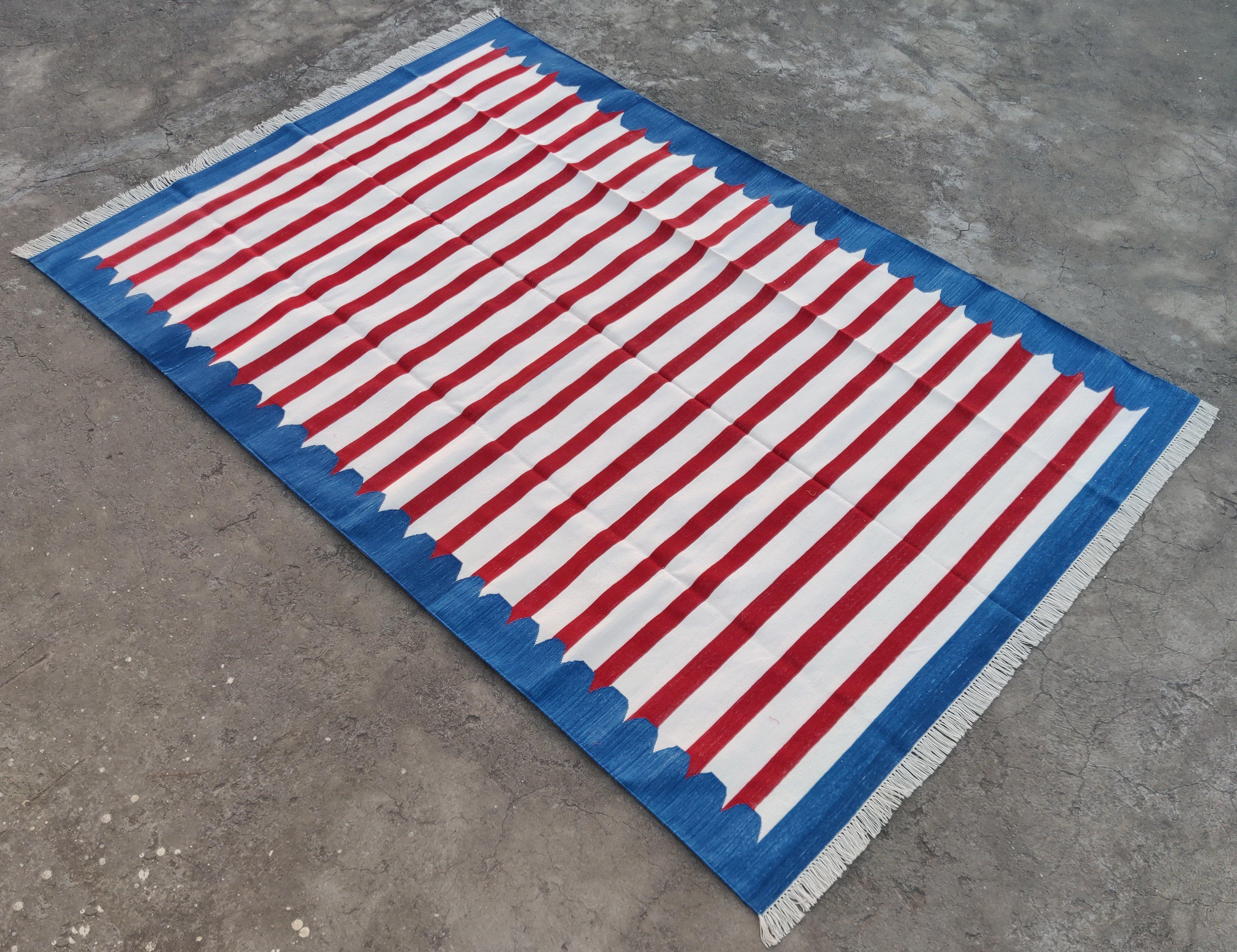 Handgefertigter Flachgewebe-Teppich aus Baumwolle, 6x9, blau und rot gestreifter indischer Dhurrie-Teppich im Angebot 4