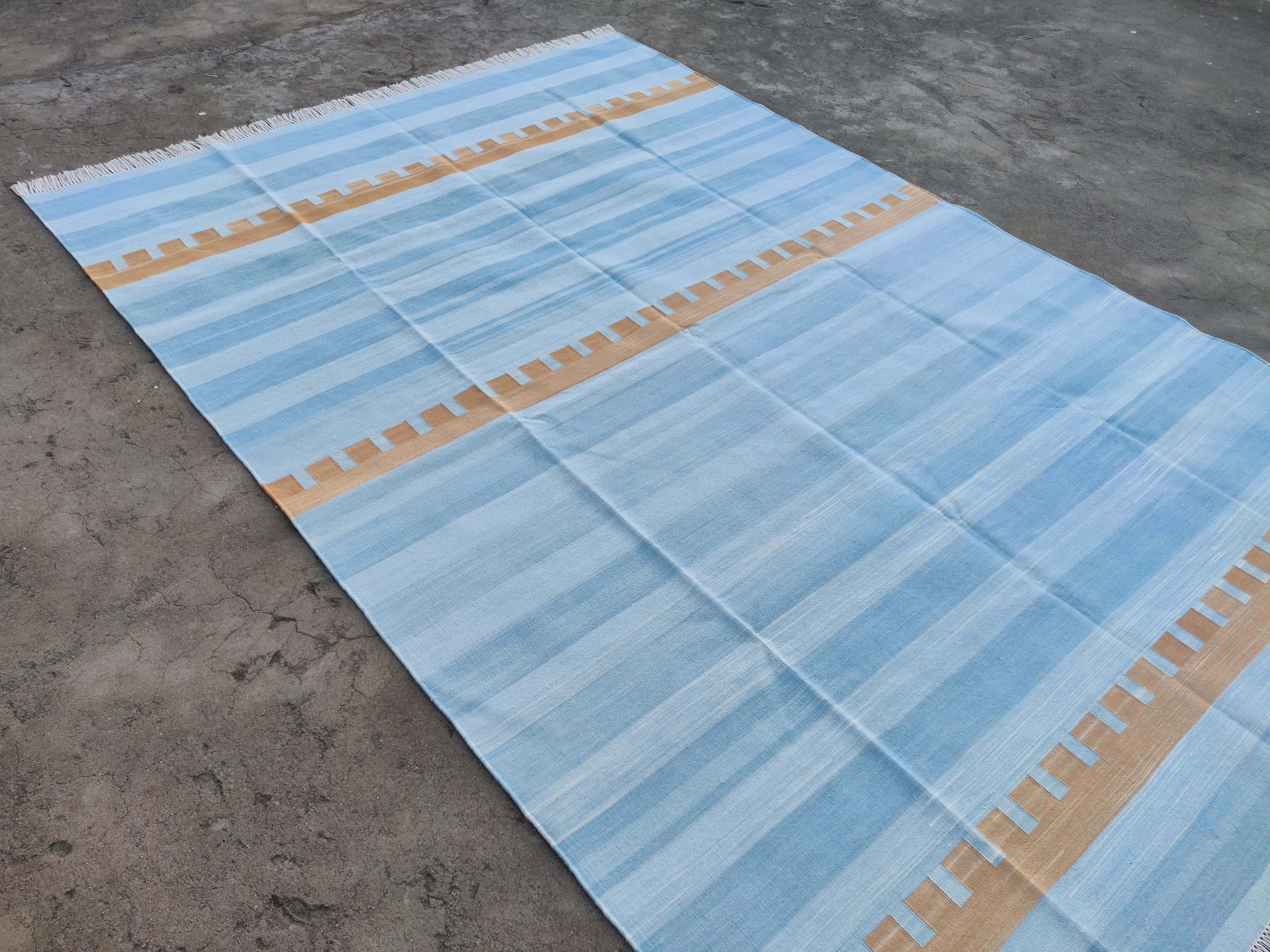 Tappeto a tessitura piatta in cotone fatto a mano, 6x9 Tappeto indiano Dhurrie a strisce blu e marrone in vendita 2