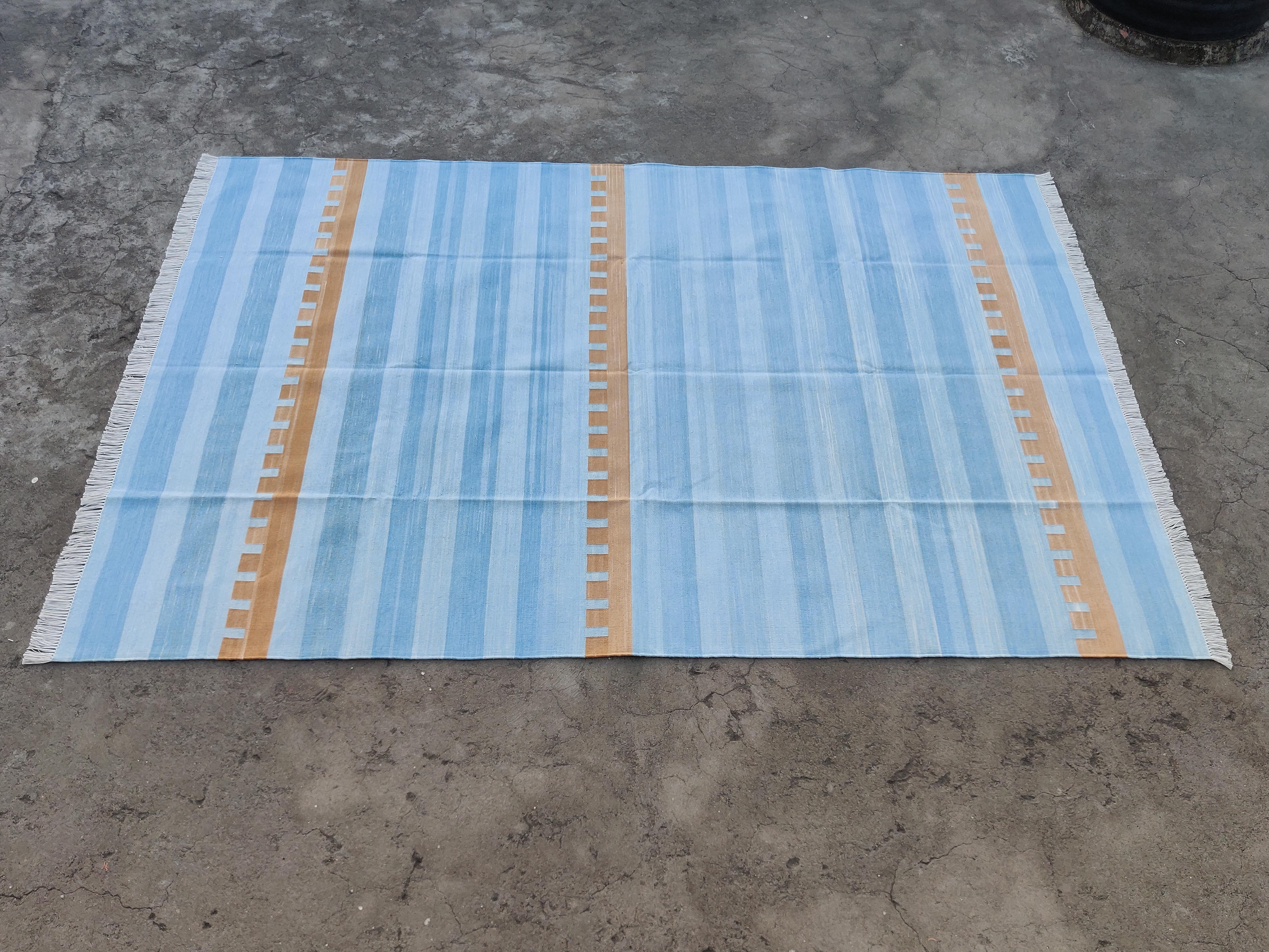 Tappeto a tessitura piatta in cotone fatto a mano, 6x9 Tappeto indiano Dhurrie a strisce blu e marrone in vendita 3