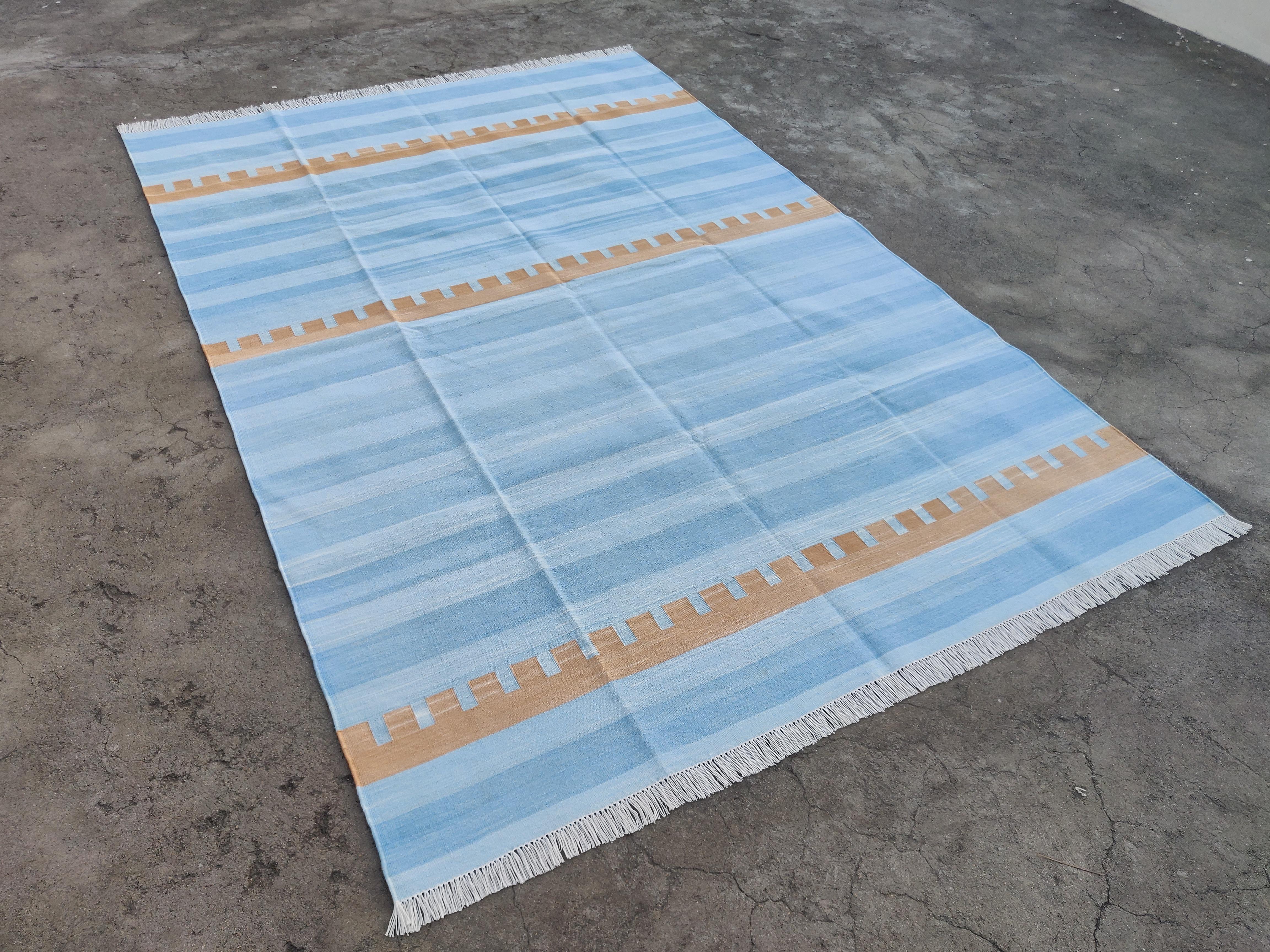 Tappeto indiano Dhurrie 6'x9' in cotone tinto al vegetale a righe blu cielo e marrone.
 
Queste speciali dhurry a trama piatta sono tessute a mano con un filo di cotone 100% a 15 strati. A causa delle speciali tecniche di produzione utilizzate per