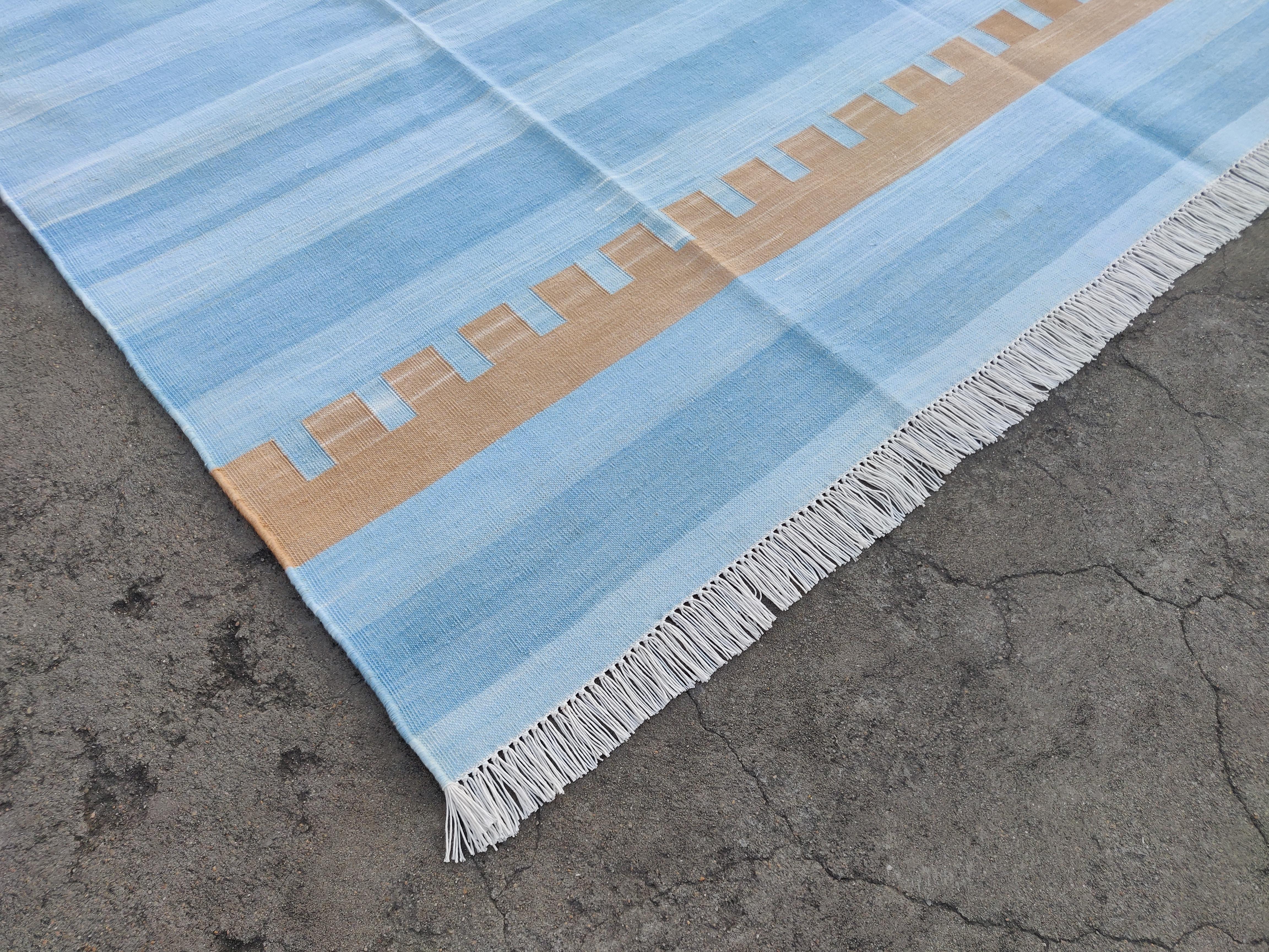 Mid-Century moderno Tappeto a tessitura piatta in cotone fatto a mano, 6x9 Tappeto indiano Dhurrie a strisce blu e marrone in vendita
