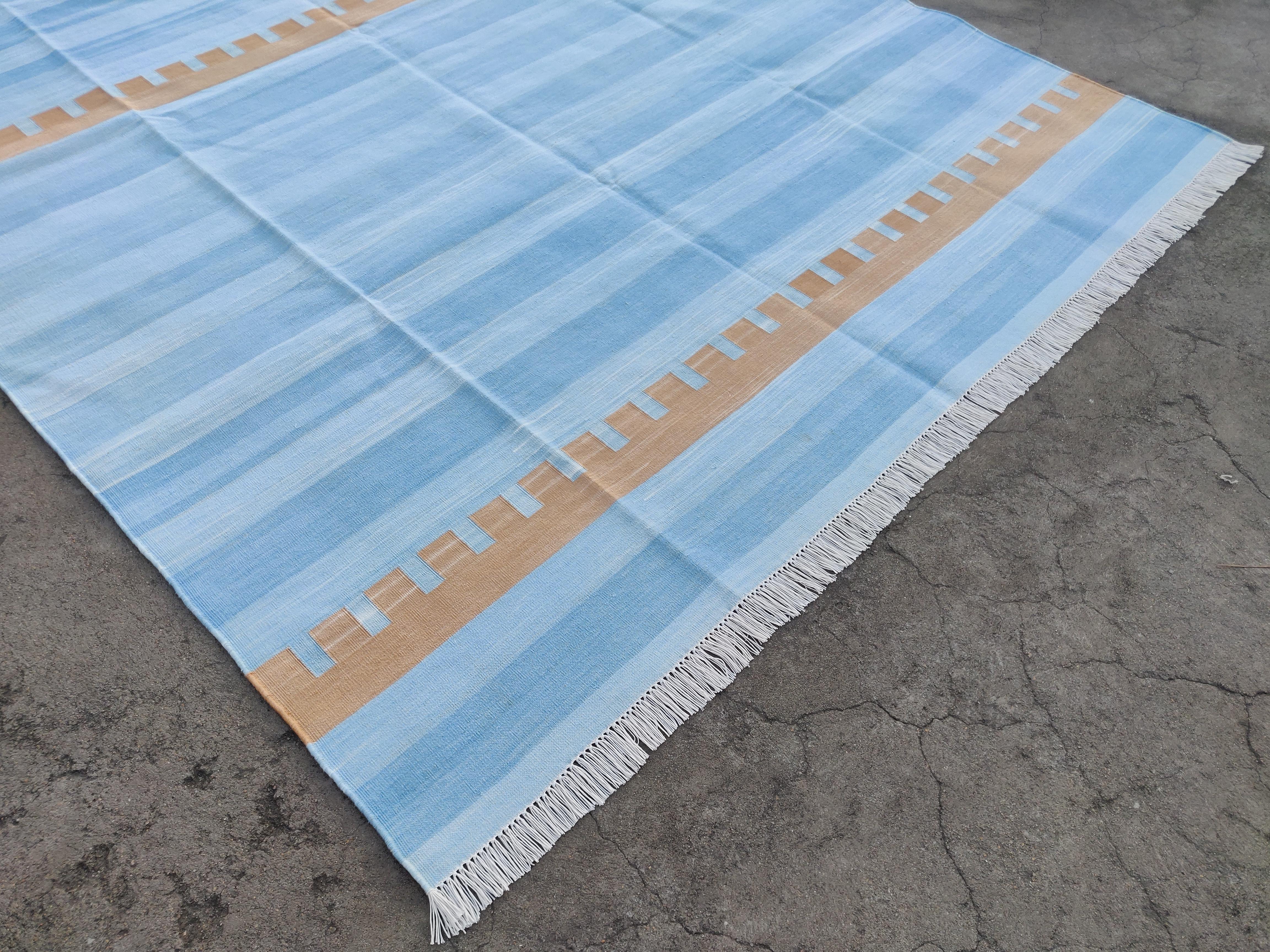 Indiano Tappeto a tessitura piatta in cotone fatto a mano, 6x9 Tappeto indiano Dhurrie a strisce blu e marrone in vendita