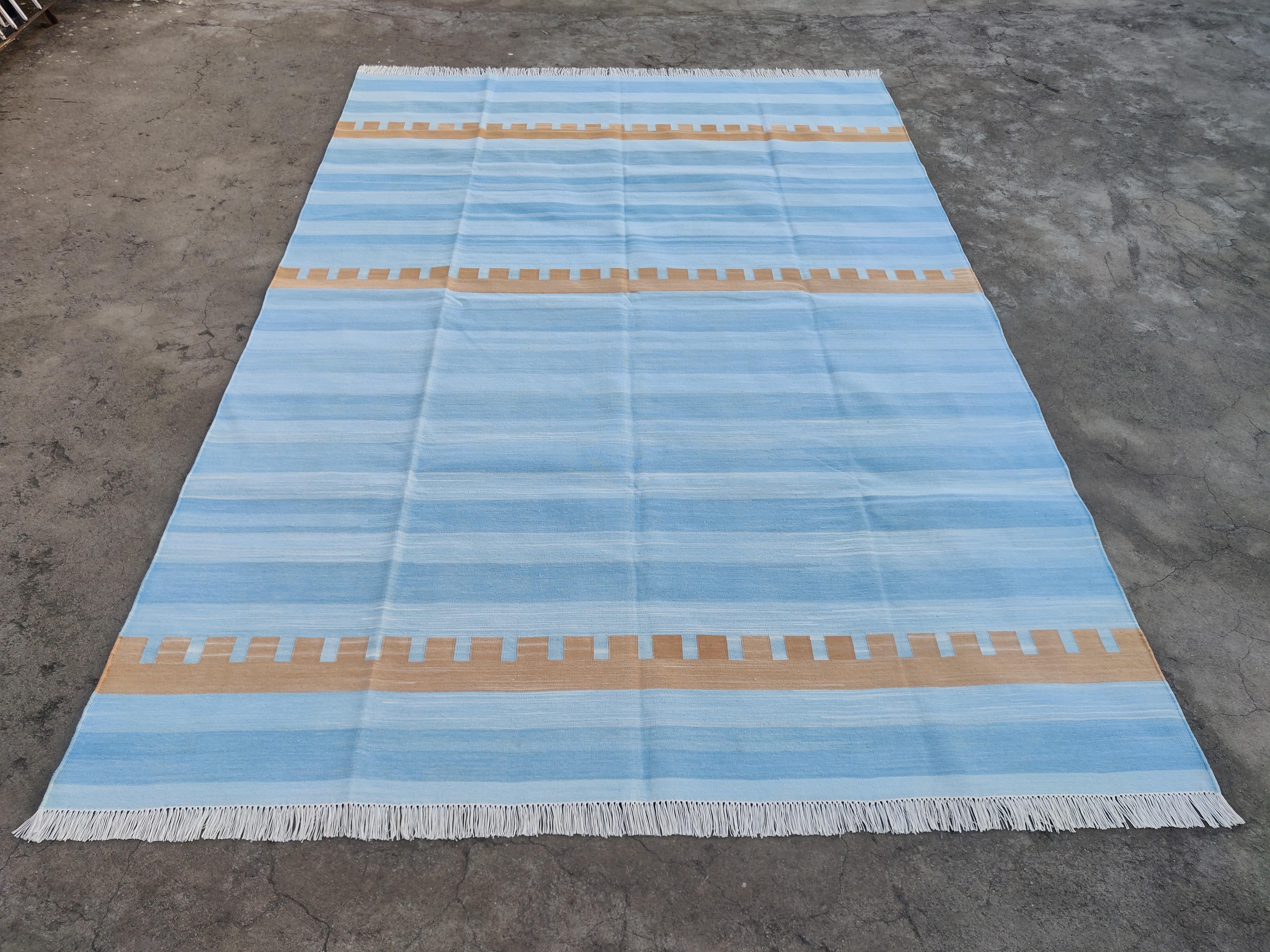 Tessuto a mano Tappeto a tessitura piatta in cotone fatto a mano, 6x9 Tappeto indiano Dhurrie a strisce blu e marrone in vendita