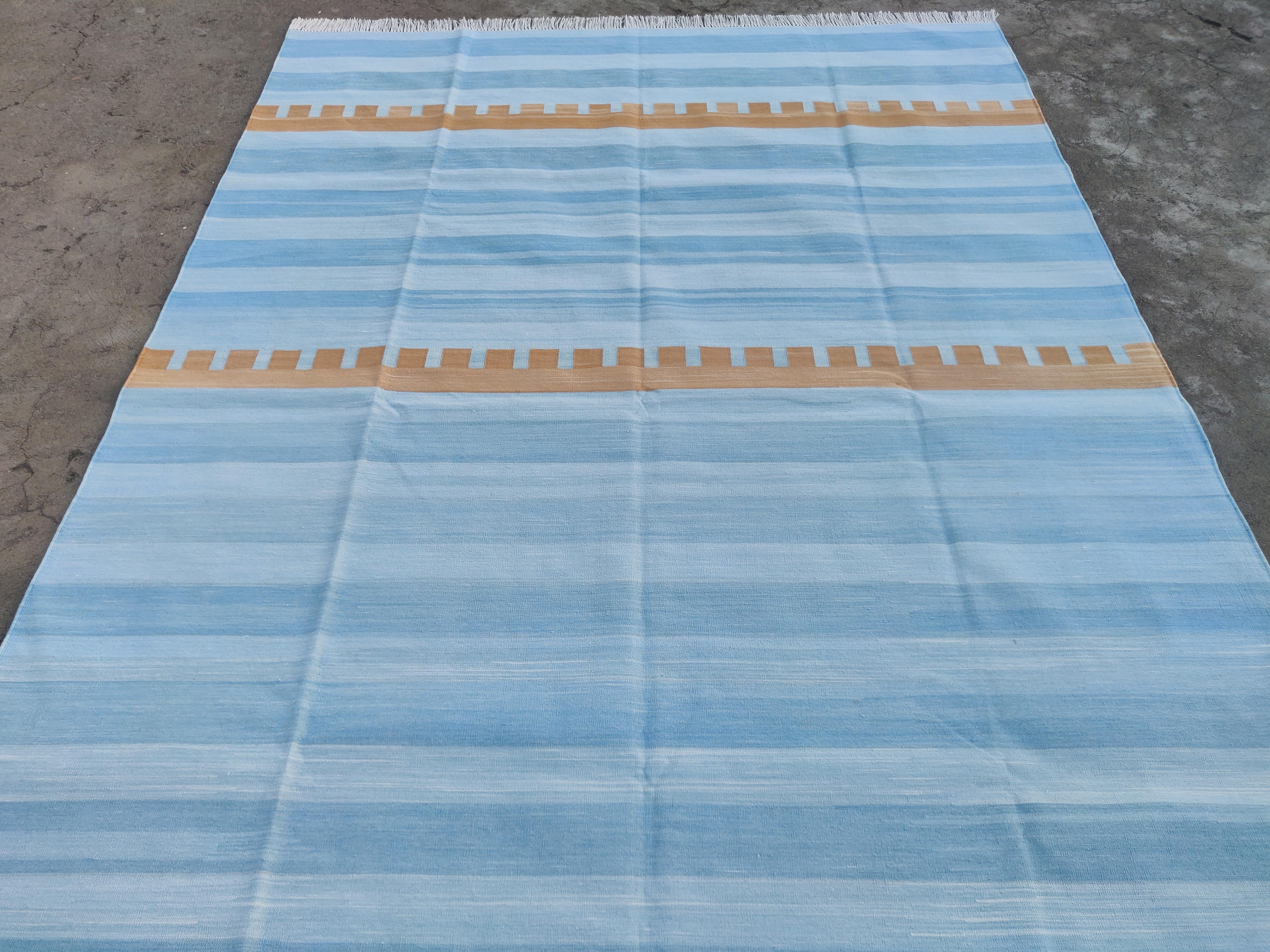 Tappeto a tessitura piatta in cotone fatto a mano, 6x9 Tappeto indiano Dhurrie a strisce blu e marrone In condizioni Nuovo in vendita a Jaipur, IN