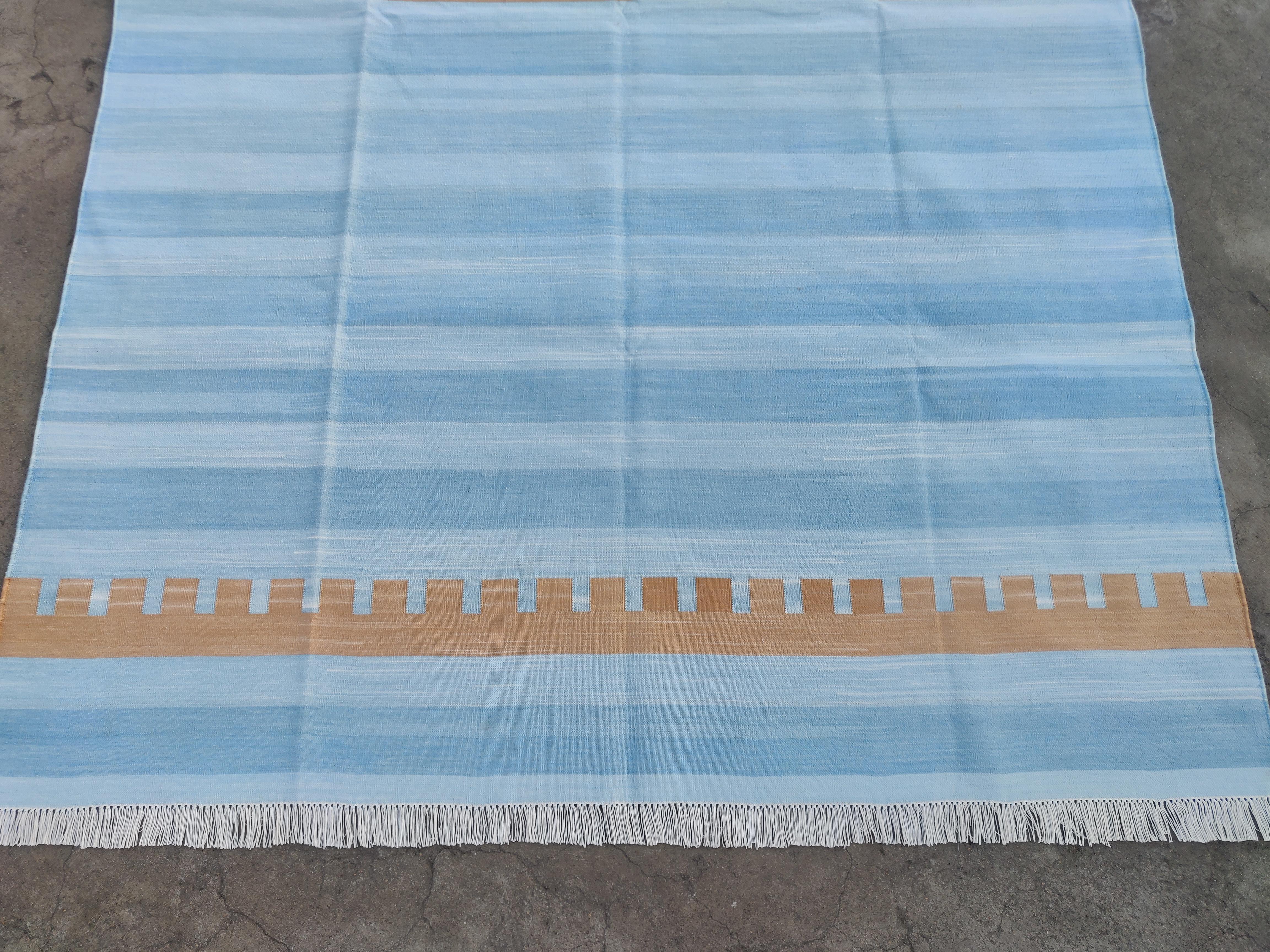 XXI secolo e contemporaneo Tappeto a tessitura piatta in cotone fatto a mano, 6x9 Tappeto indiano Dhurrie a strisce blu e marrone in vendita