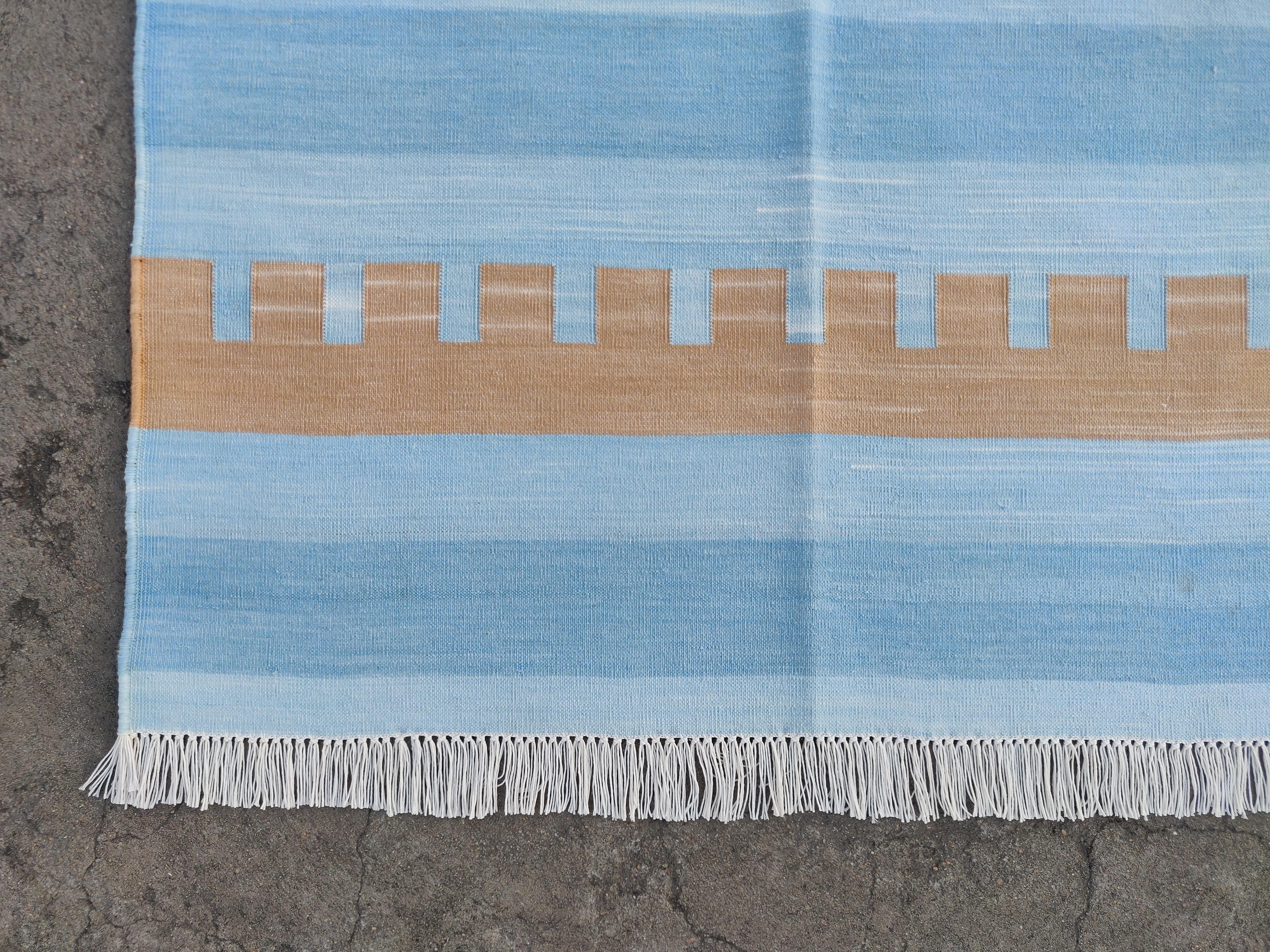 Cotone Tappeto a tessitura piatta in cotone fatto a mano, 6x9 Tappeto indiano Dhurrie a strisce blu e marrone in vendita